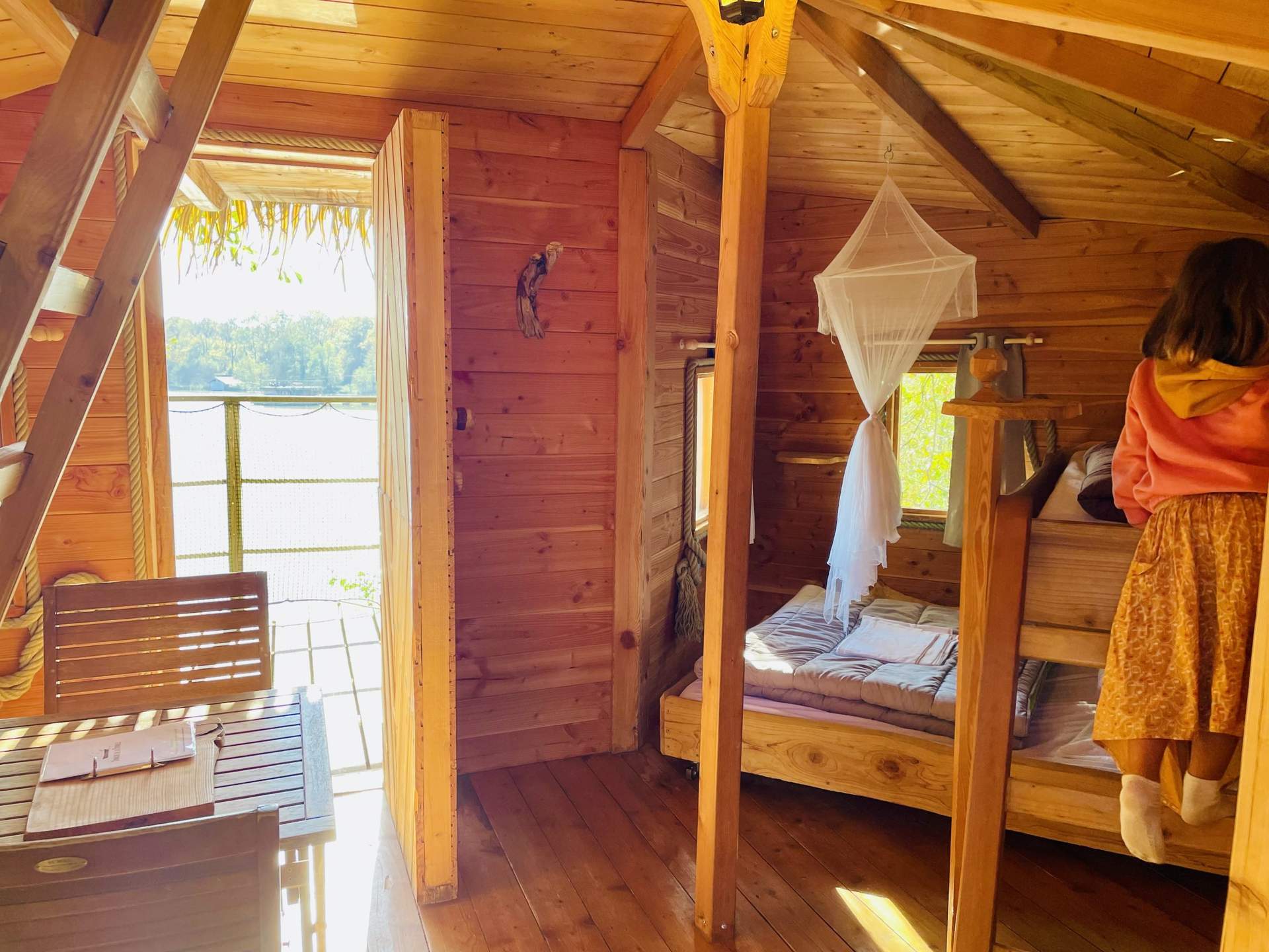 image_50441217 Cabane en bois avec lit superposé et vue sur la nature en Auvergne-Rhône-Alpes.