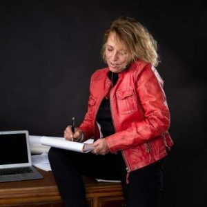 Hébergement de charme avec une ambiance moderne et un bureau élégant.