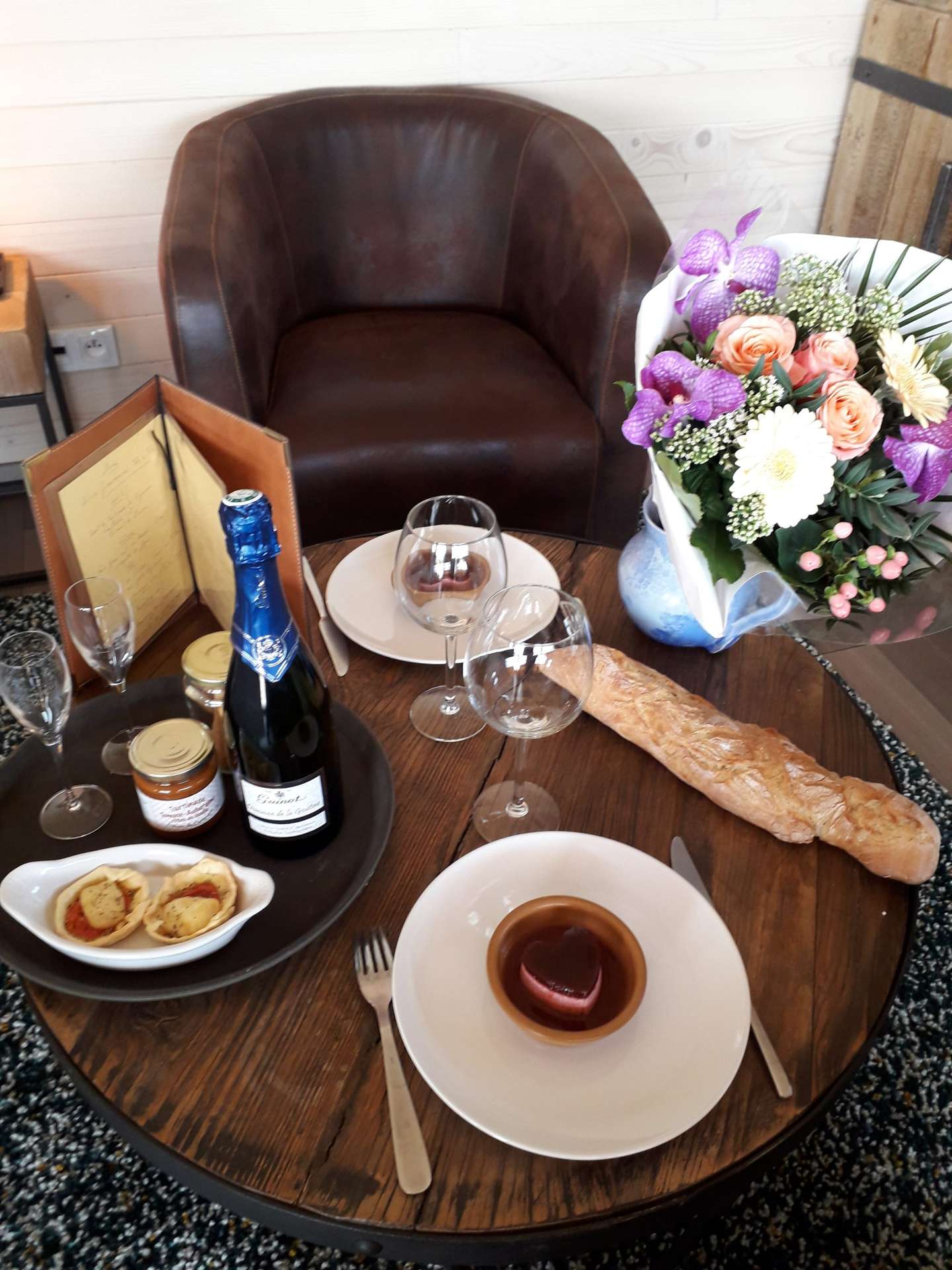 20190914_153741 Hébergement insolite en Languedoc-Roussillon, table élégamment dressée avec fleurs.