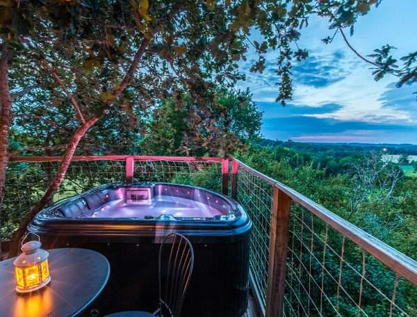 Hébergement insolite en cabane avec jacuzzi, vue imprenable sur la nature.