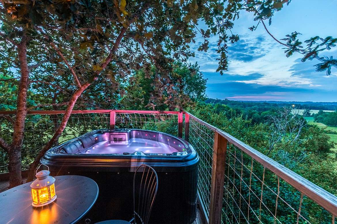 Hébergement insolite en cabane avec jacuzzi, vue imprenable sur la nature.