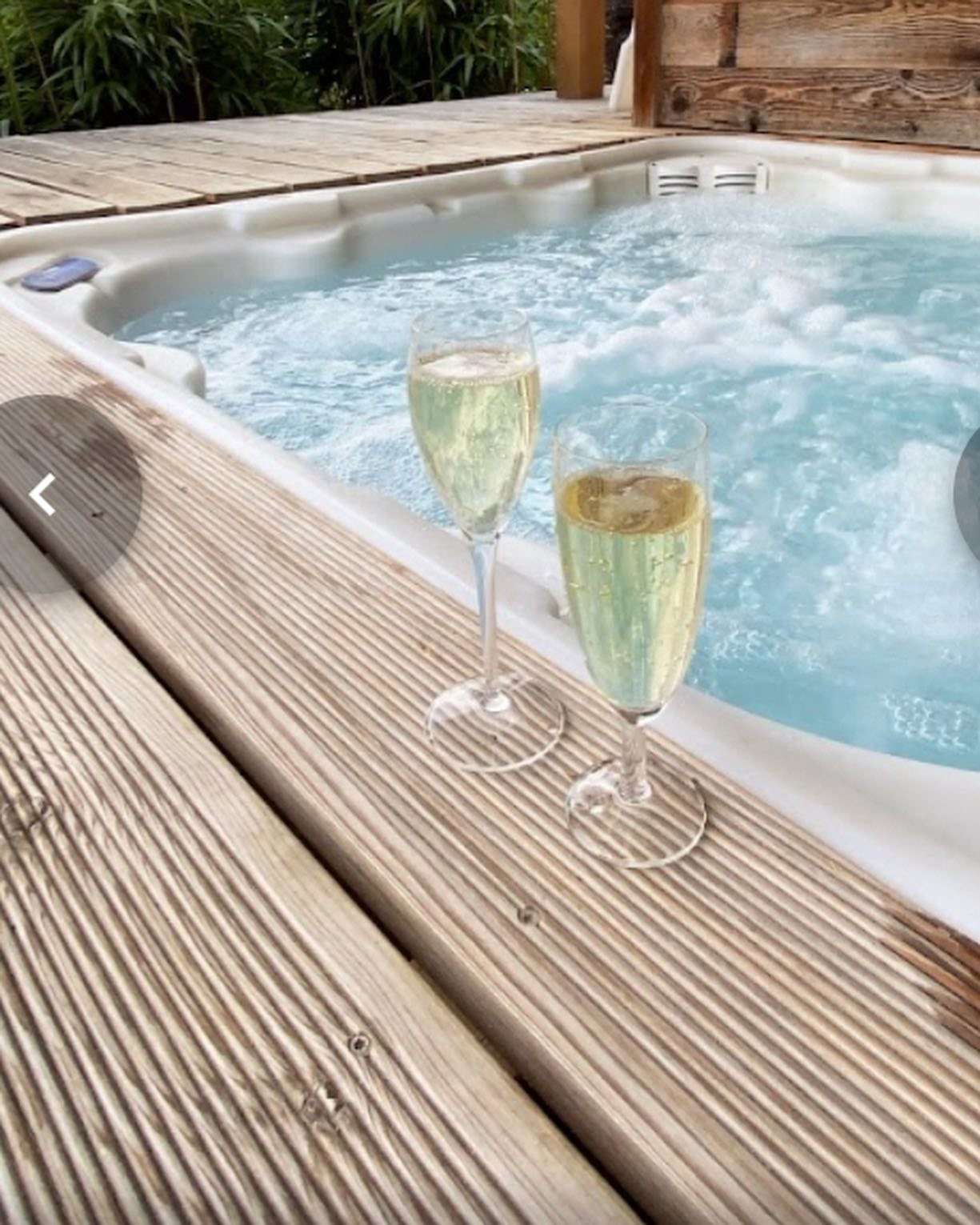 A9F0856E-0CFE-4031-9ABF-F3254096DF7A Hébergement insolite en Languedoc-Roussillon avec jacuzzi et flûtes de champagne.