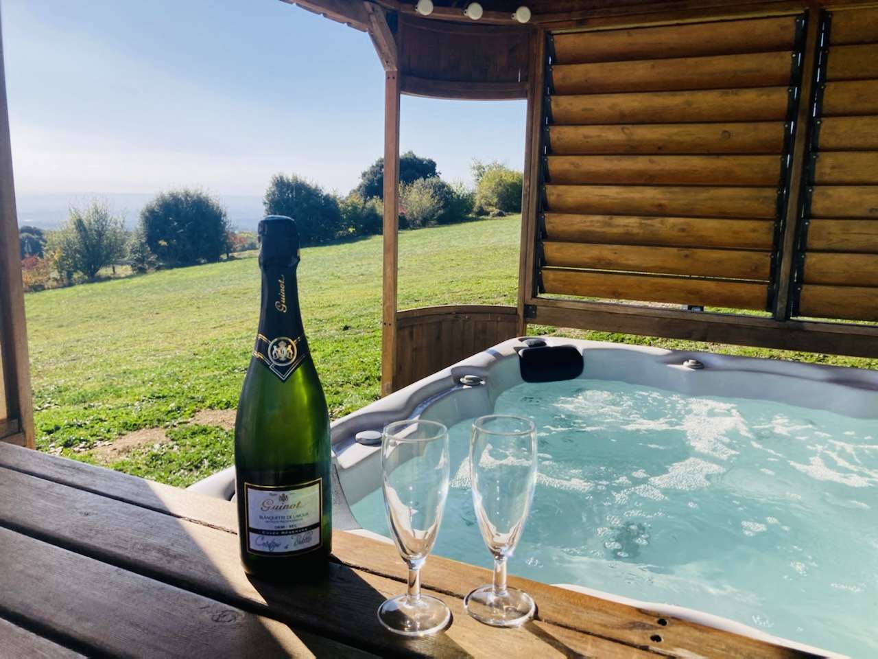 IMG_3961 (1) Hébergement insolite en Languedoc-Roussillon avec jacuzzi et vue panoramique.