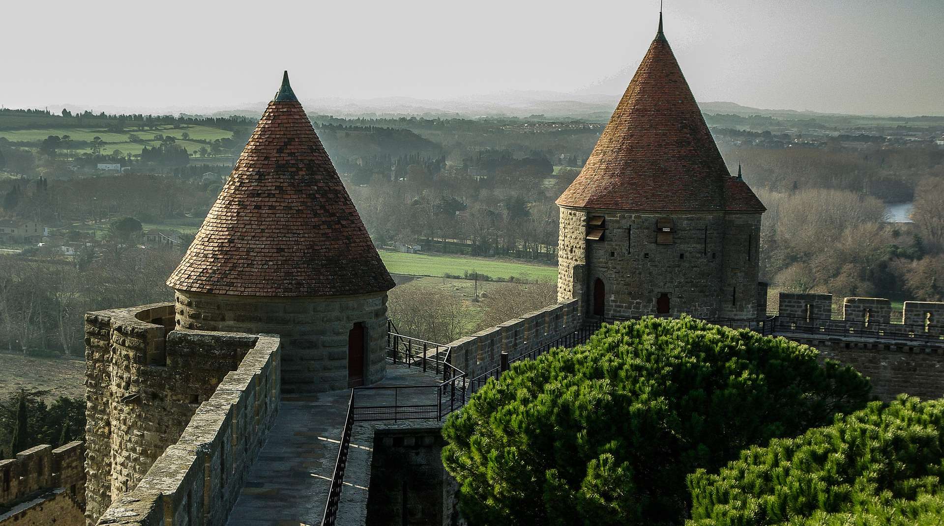 france-g43b10e79f_1920 Hébergement insolite dans un château médiéval, avec tourelles et vue panoramique.