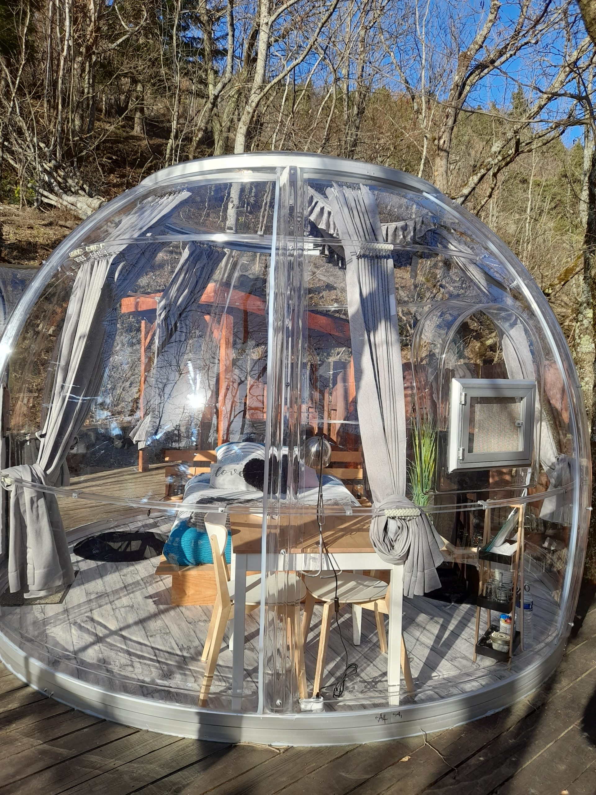 20220210_153004 Hébergement insolite en bulle transparente, offrant une vue imprenable sur la nature.