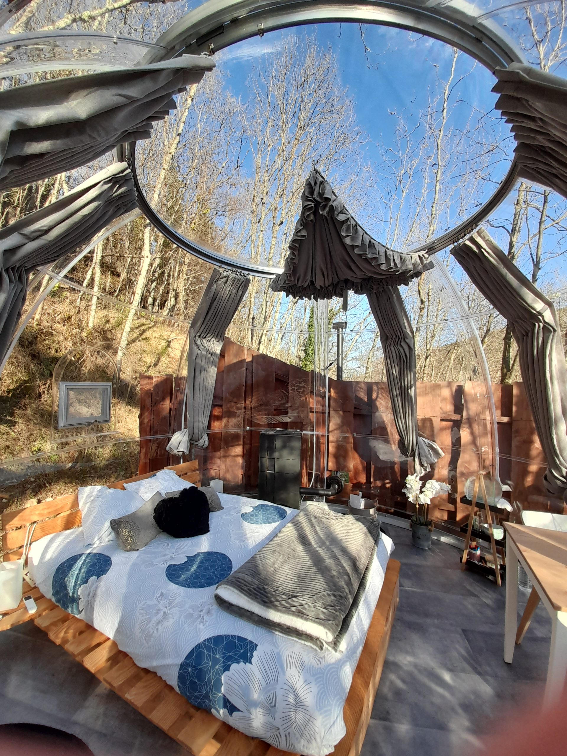 20220210_153225 Hébergement insolite en bulle transparente, offrant une vue sur la nature environnante.