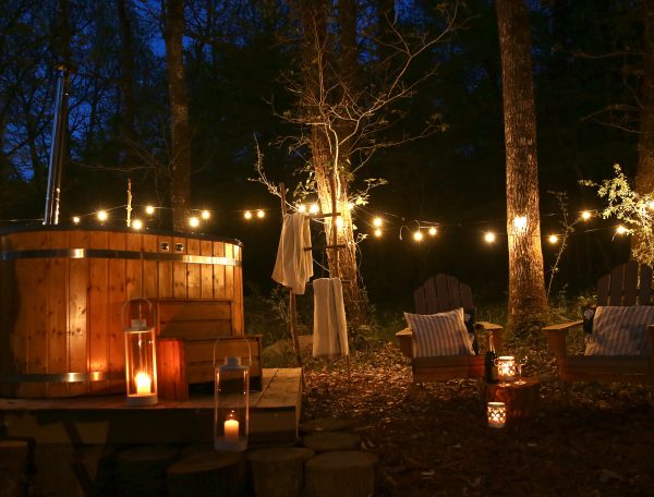 Hébergement insolite en Aquitaine : bain nordique en bois sous les étoiles, ambiance chaleureuse.