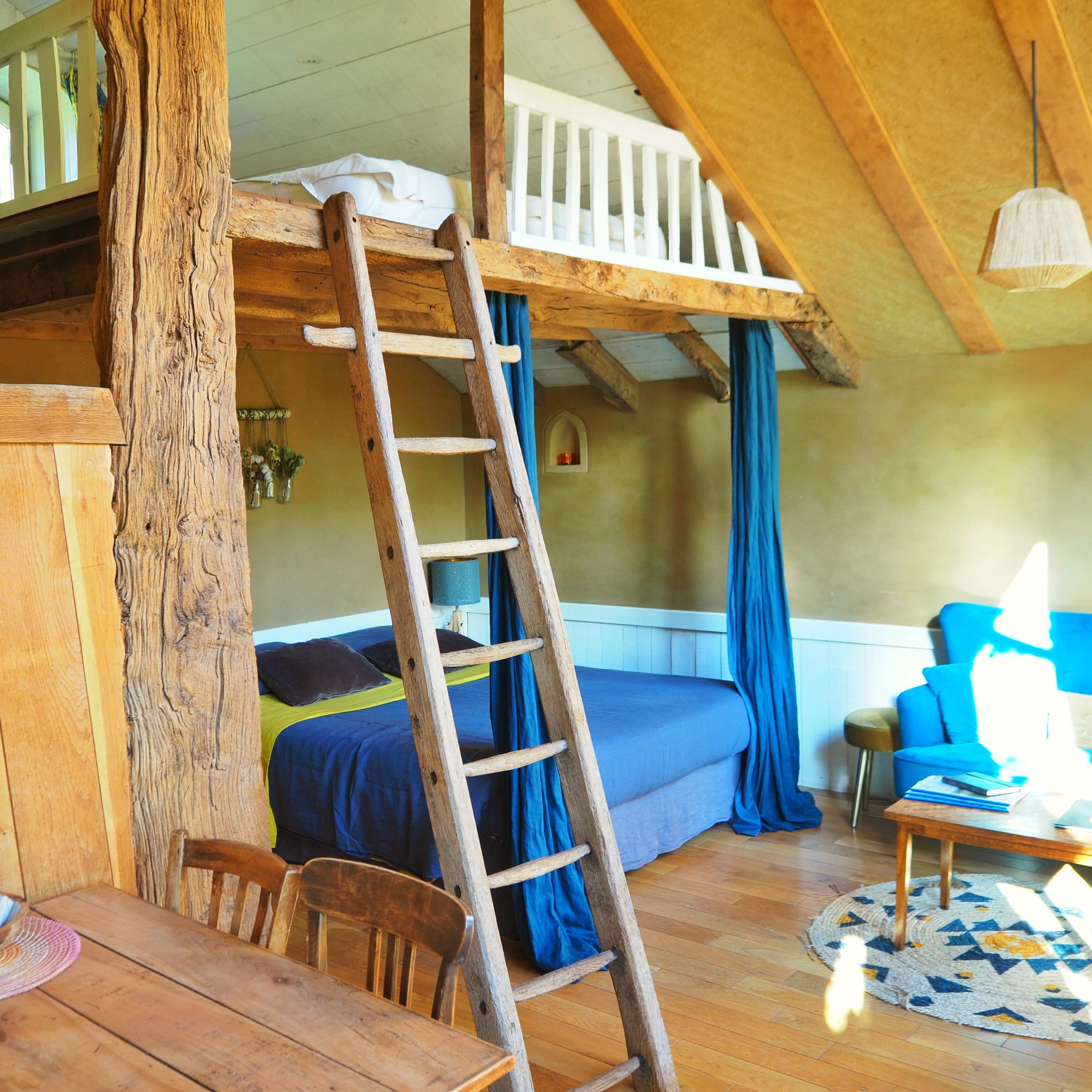 IMG_7206-carré Hébergement insolite en Bretagne : cabane avec mezzanine et échelle en bois.