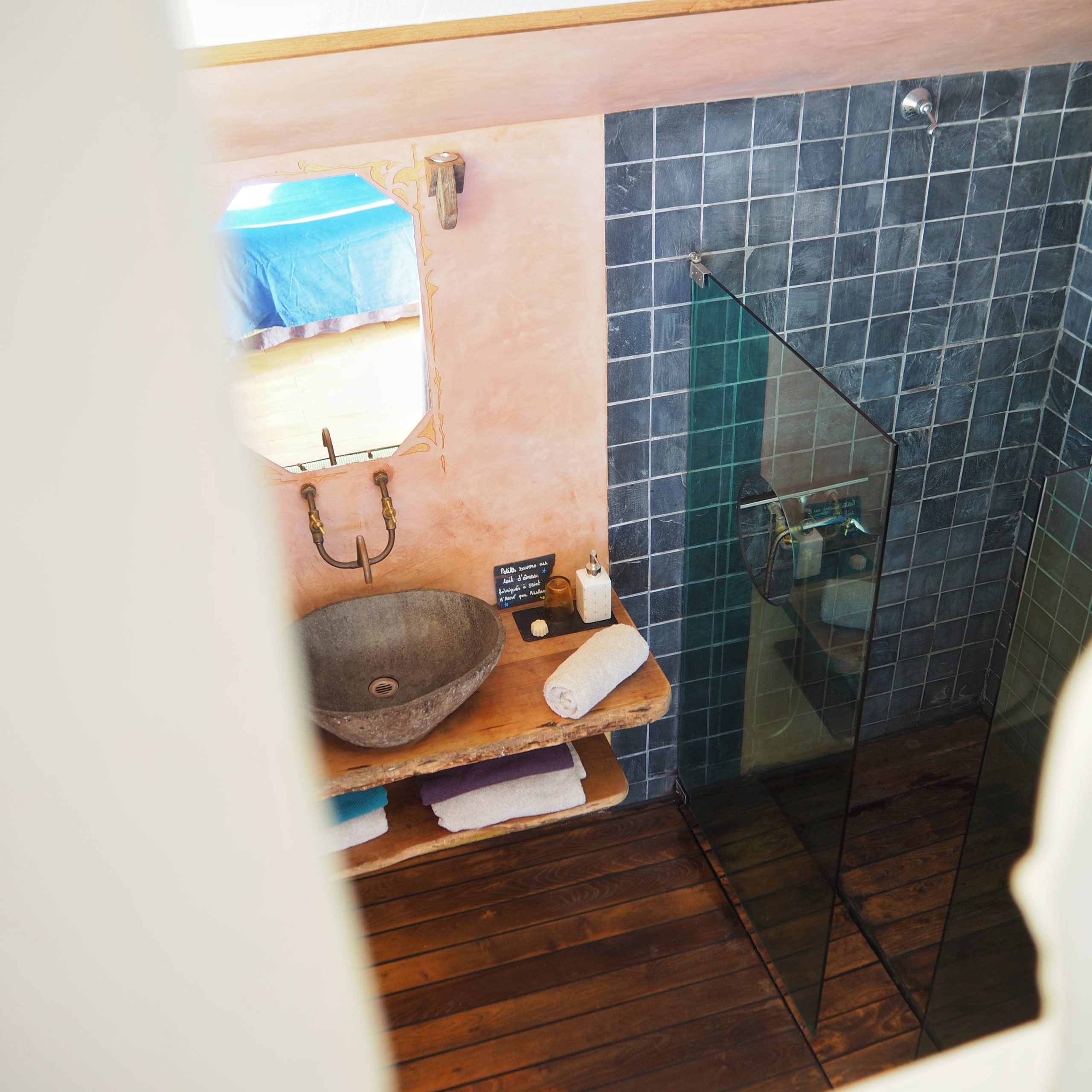 IMG_7296-carré Salle de bain dun hébergement insolite en Bretagne, avec un lavabo en pierre et carrelage.