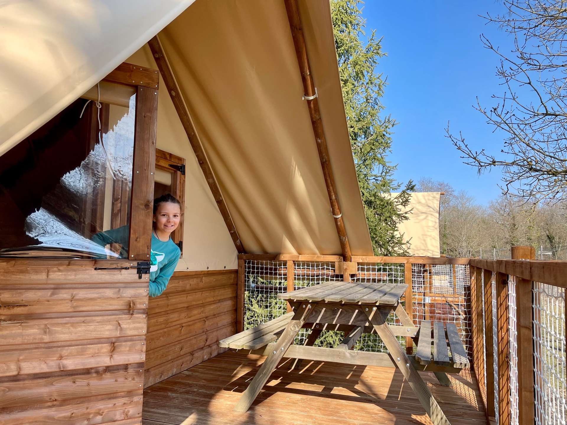 IMG_9854 Cabane en bois avec terrasse, vue sur la nature et ciel bleu en Auvergne-Rhône-Alpes.