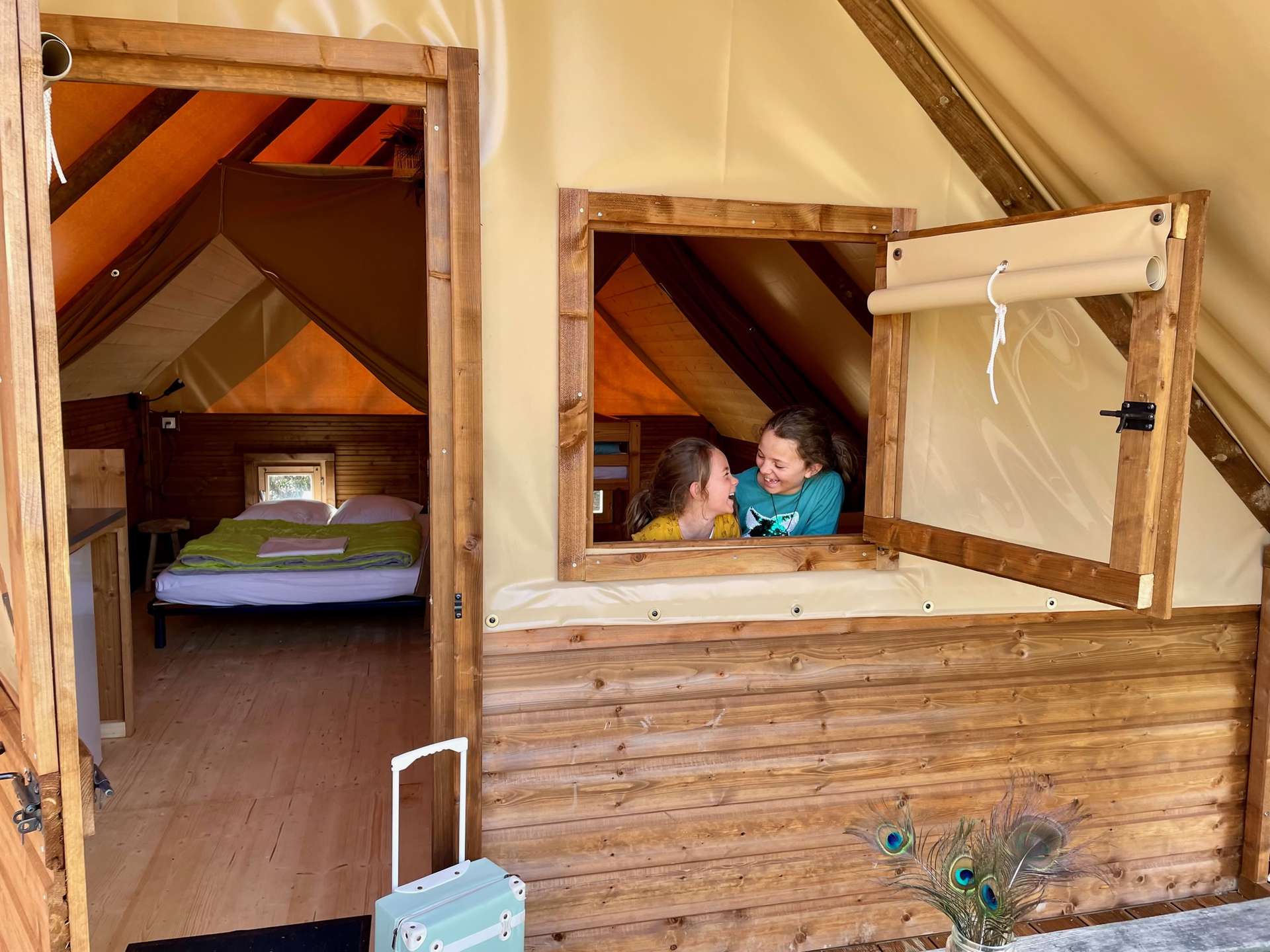 IMG_9871 Tente lodge confortable en Auvergne-Rhône-Alpes, avec fenêtres en bois et ambiance chaleureuse.