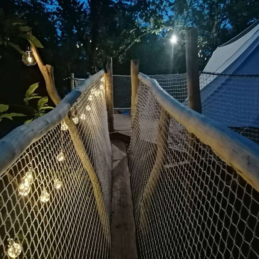 IMG_20210528_225557_233 Hébergement insolite en cabane dans les arbres, chemin lumineux suspendu.