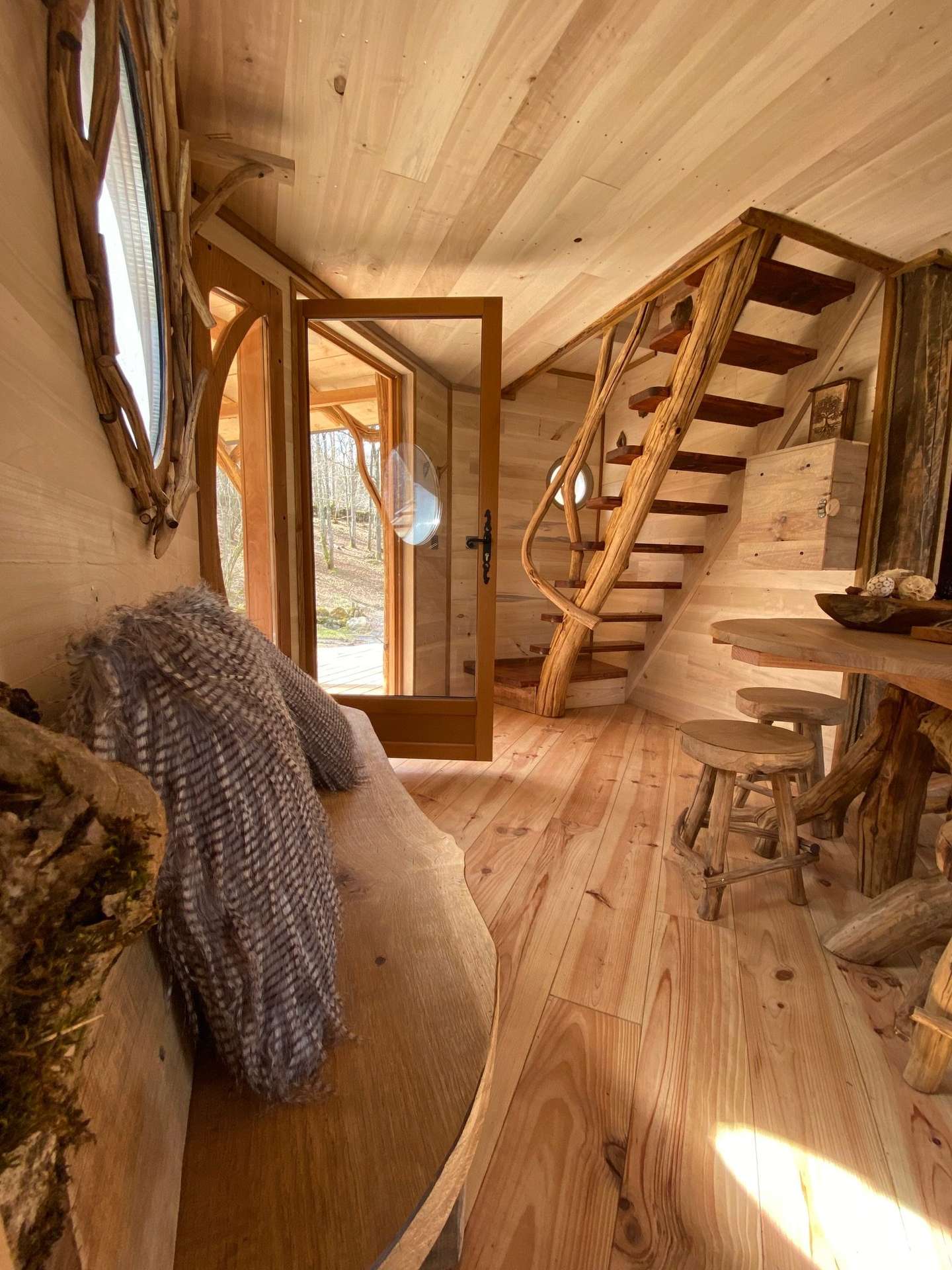 IMG_4299 Cabane en bois avec un escalier en spirale et un intérieur chaleureux en bois naturel.