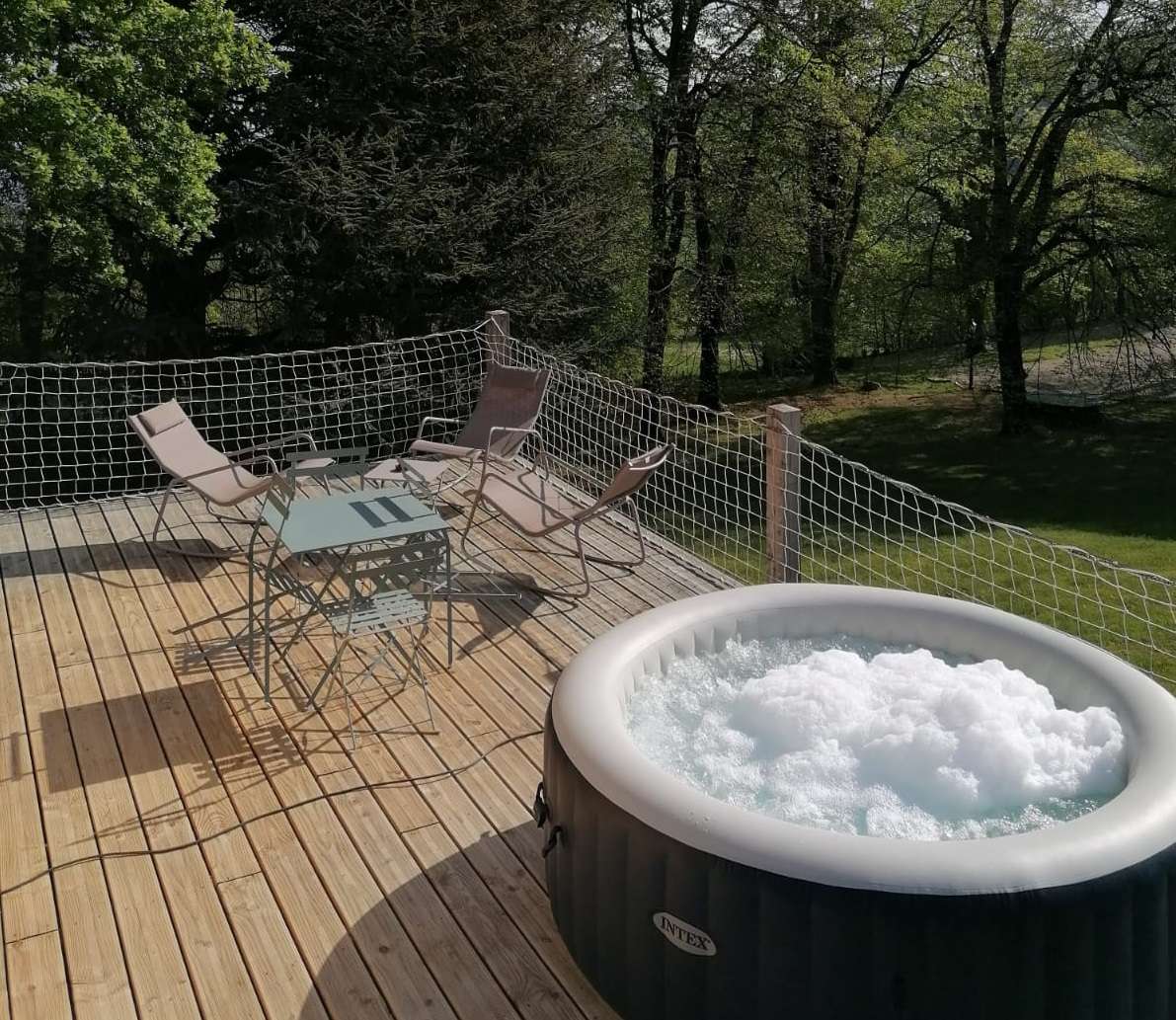 galerie page cabane etoilee1 Hébergement insolite en Auvergne-Rhône-Alpes avec jacuzzi sur une terrasse en bois.