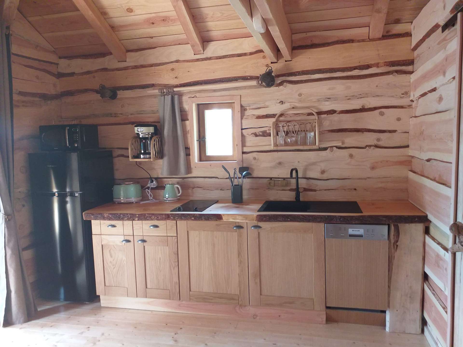 20220514_152104 Charmant chalet en bois en Auvergne-Rhône-Alpes avec cuisine moderne et chaleureuse.