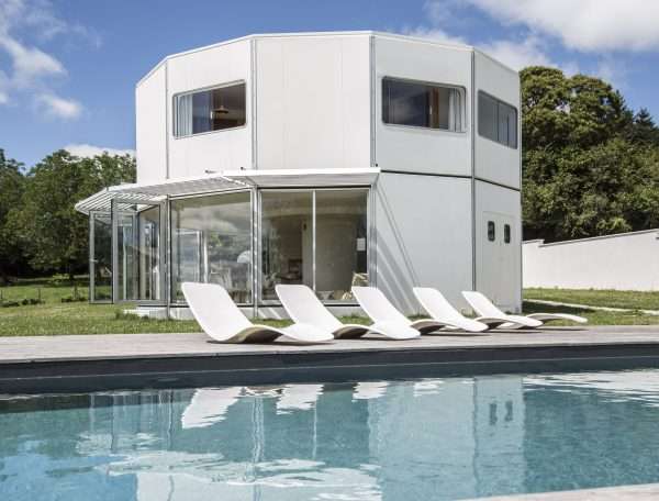 Hébergement insolite en Aquitaine : maison contemporaine avec piscine et chaises longues.