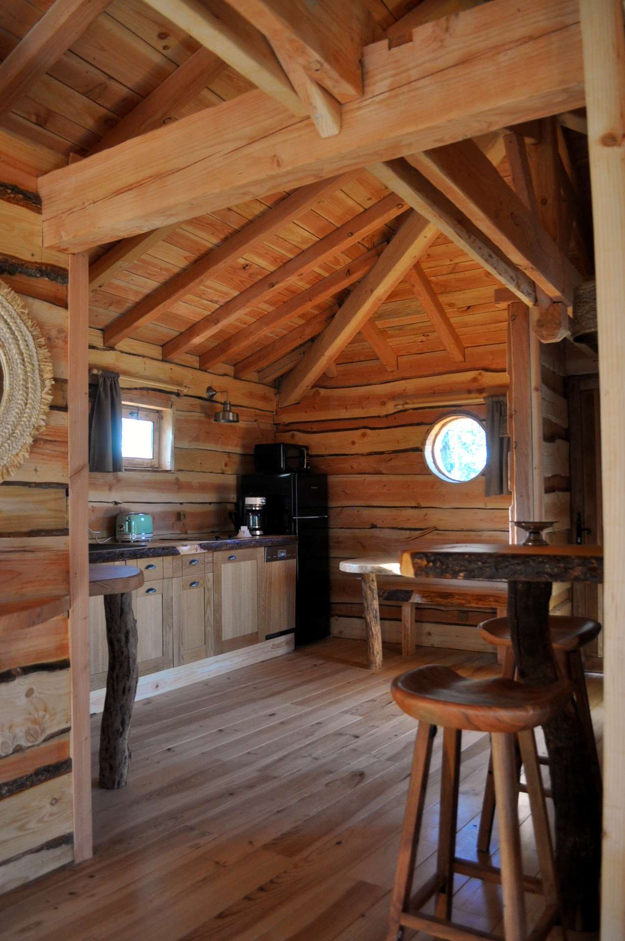 DSC_0045 Cabane en bois dans les montagnes, intérieur chaleureux avec cuisine et table en bois.