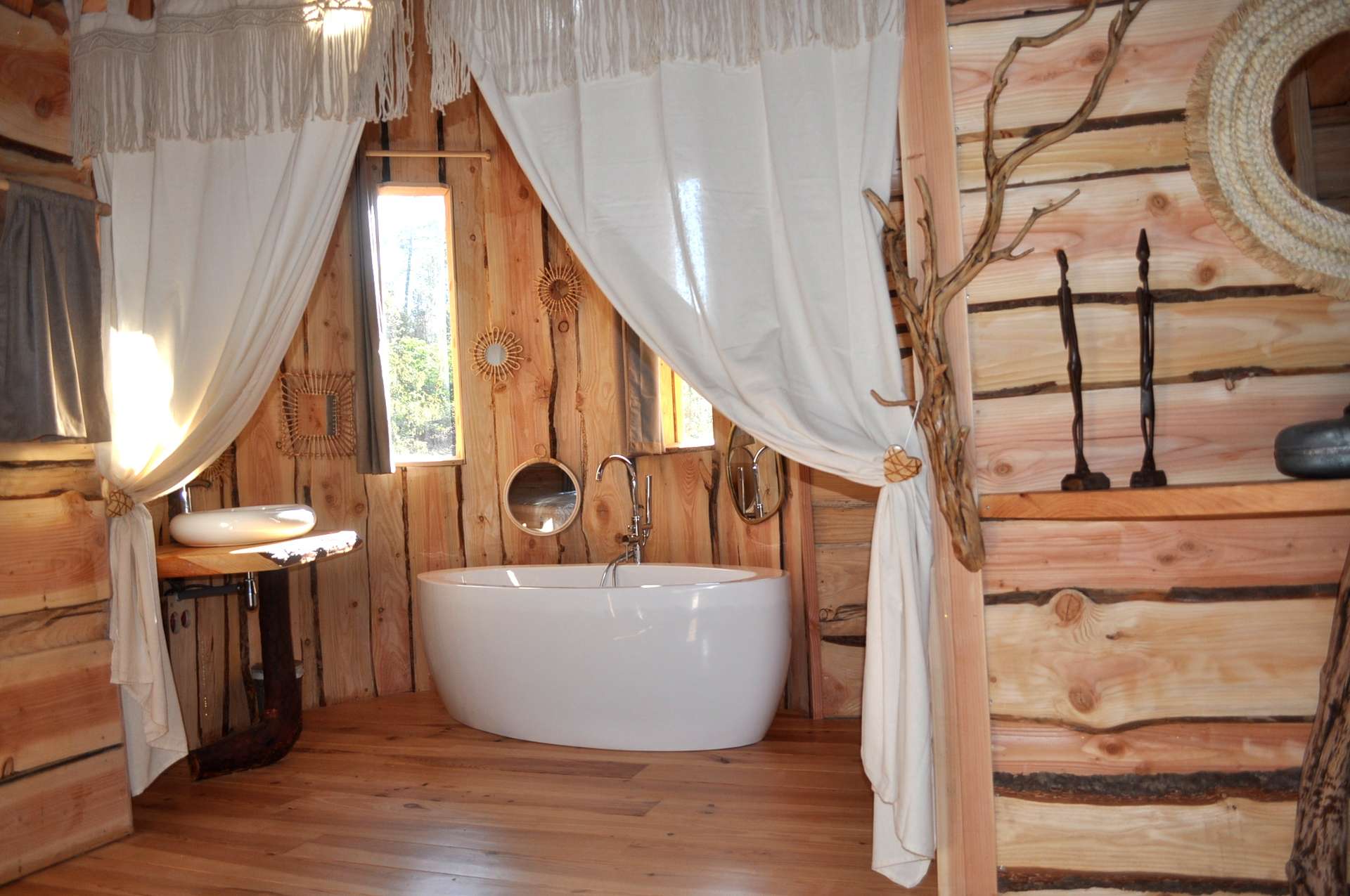 DSC_0048 Hébergement insolite en bois avec baignoire élégante et décor naturel chaleureux.