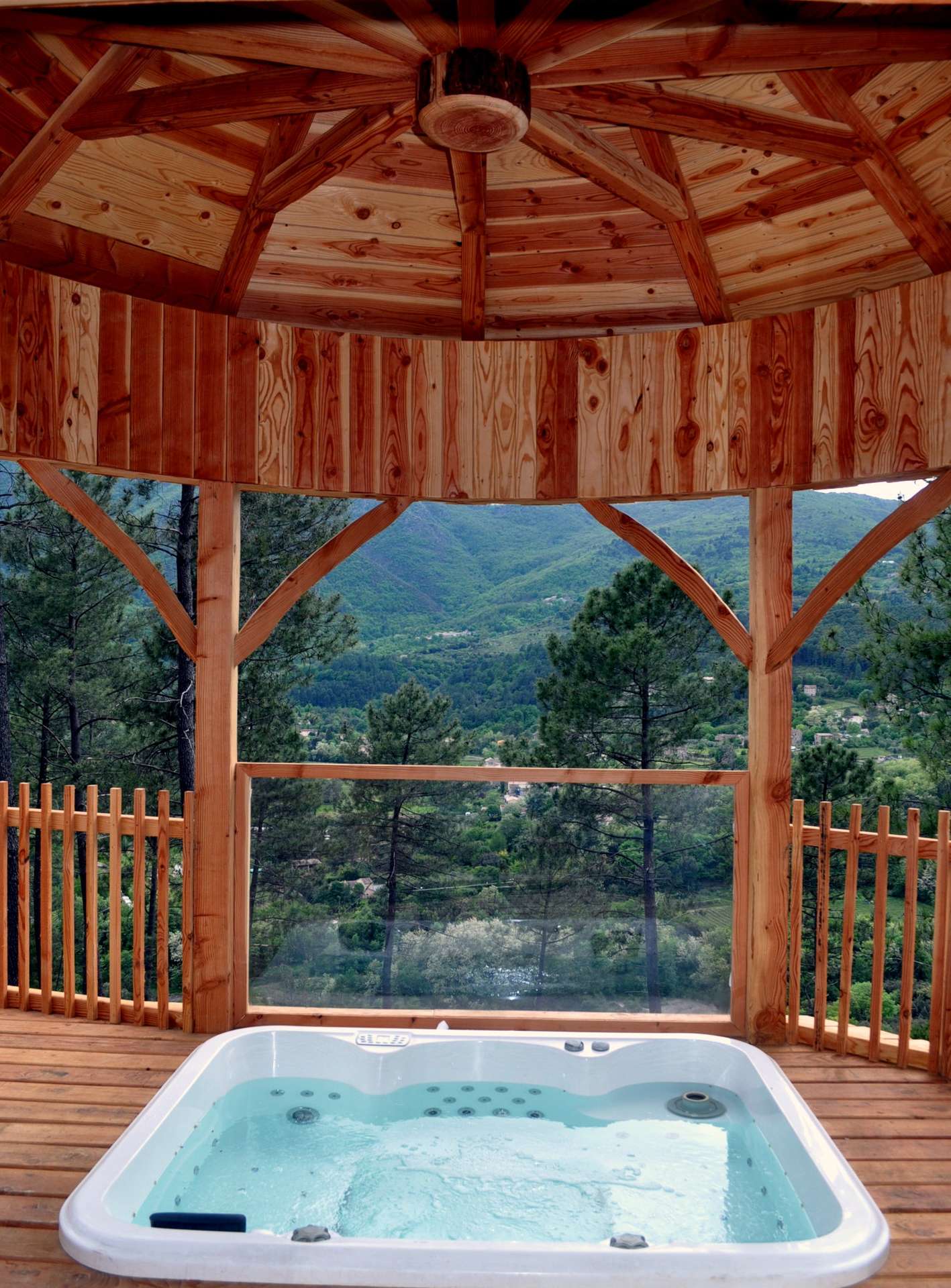 DSC_0082 Hébergement insolite en Auvergne-Rhône-Alpes avec jacuzzi et vue sur la nature.