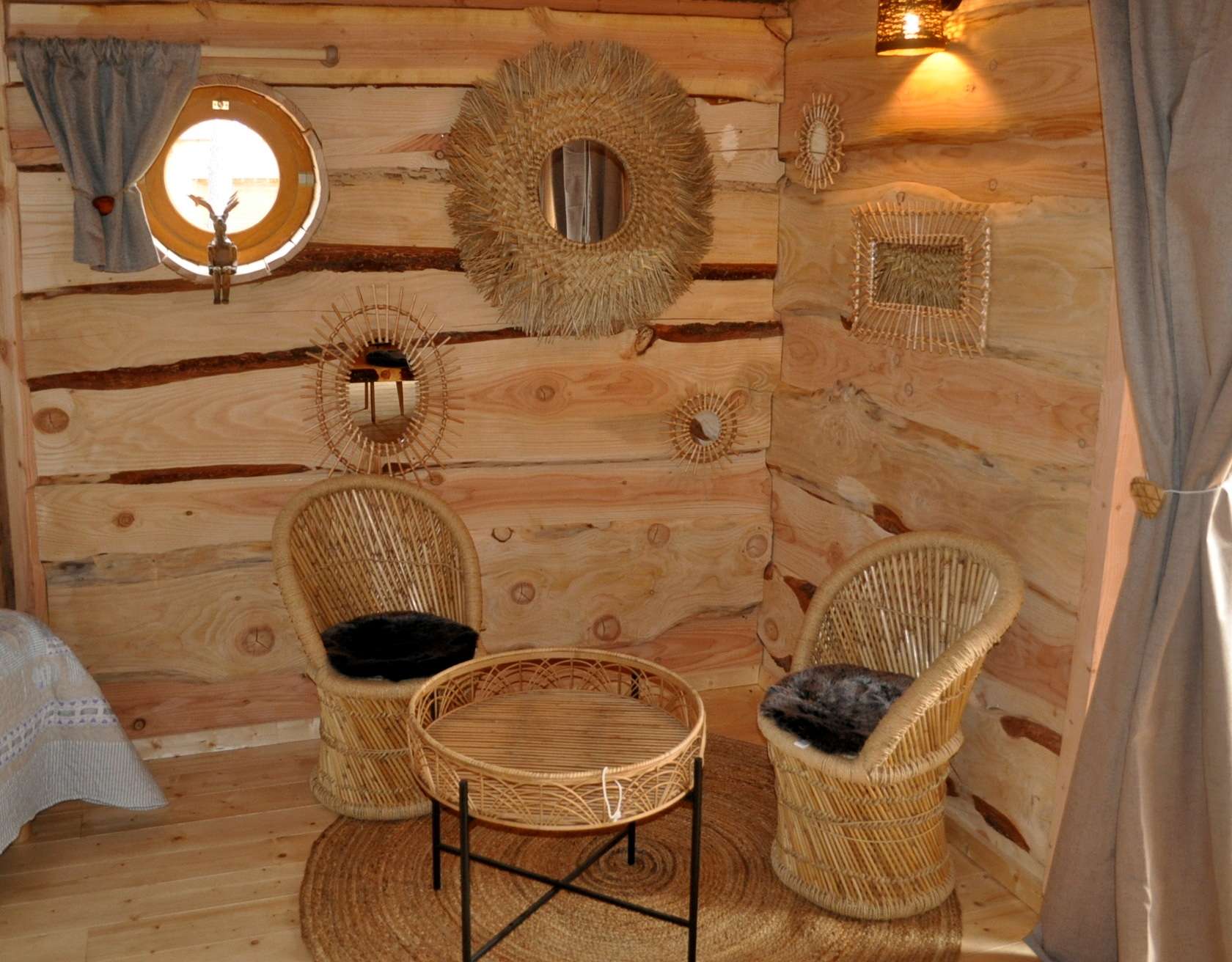 DSC_0089 Hébergement insolite en bois avec chaises en osier et décor naturel chaleureux.