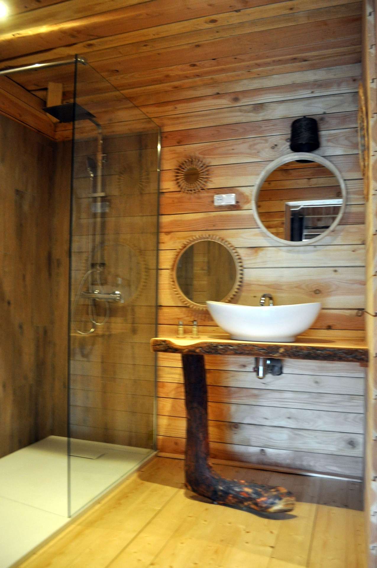 DSC_0105 Salle de bain en bois dans un hébergement insolite en Auvergne-Rhône-Alpes.