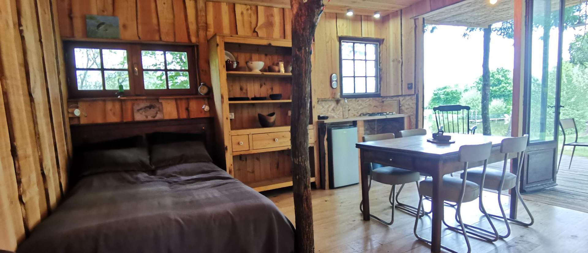 IMG_20210430_174636 Cabane en bois à Nouvelle-Aquitaine, avec lit douillet et coin repas lumineux.