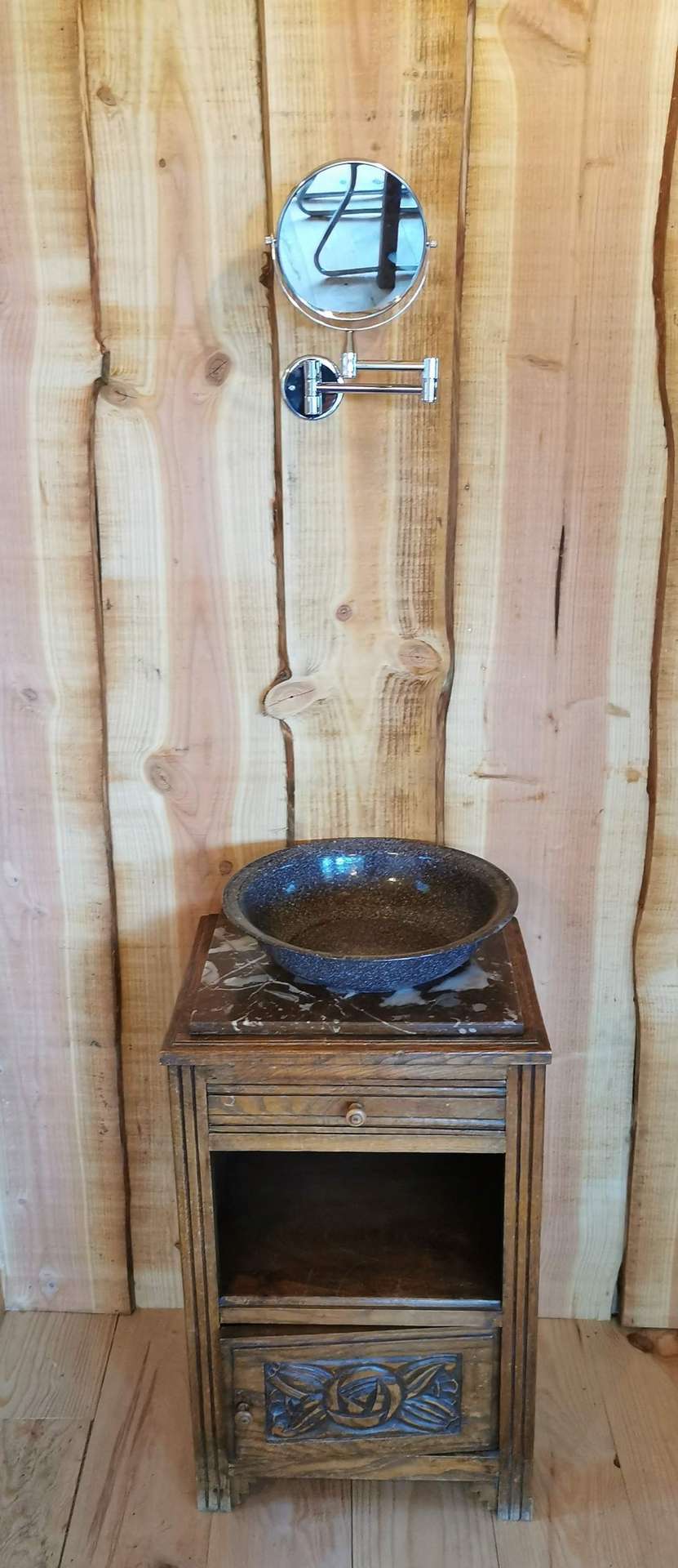 IMG_20210430_174758 Élégant hébergement insolite en Nouvelle-Aquitaine avec lavabo en pierre et miroir.