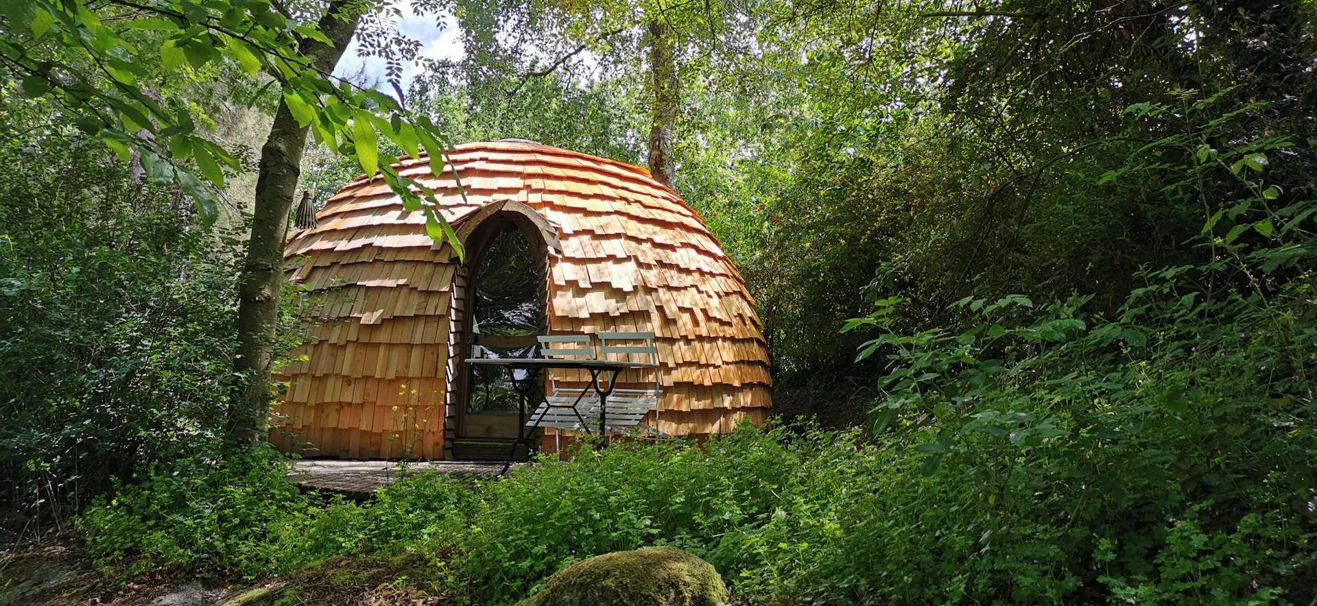 IMG_20210522_152835 Cabane en bois au toit en ardoise, nichée dans la verdure de Nouvelle-Aquitaine.