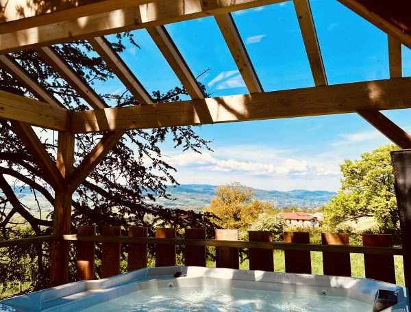 Hébergement insolite en Auvergne-Rhône-Alpes avec jacuzzi et vue panoramique.