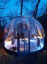 bulle passion 6 Bulle transparente illuminée, offrant une vue sur la nature en Auvergne-Rhône-Alpes.