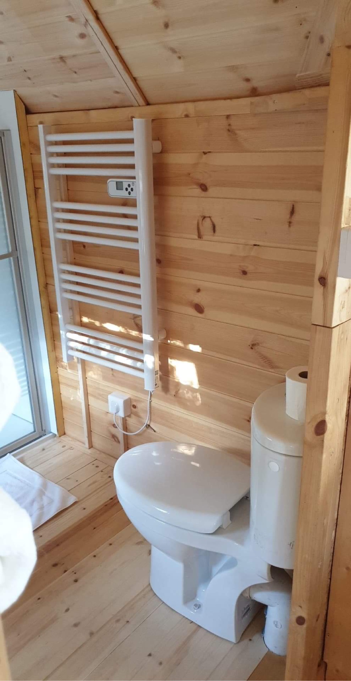 16471CDE-FDA4-4EFE-AA42-CB6D6AD618C9 Toilette moderne dans un hébergement insolite en bois, ambiance chaleureuse.