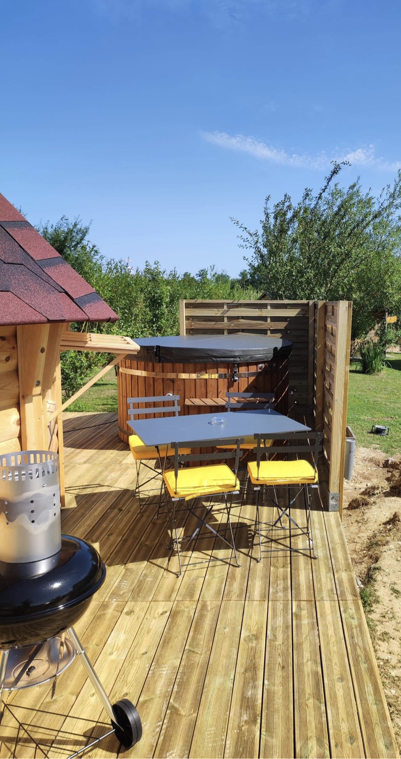 FB1D60EE-67A9-4CB1-BF30-B0F14C3A0B86 Hébergement insolite en bois avec terrasse, barbecue et jacuzzi à ciel ouvert.