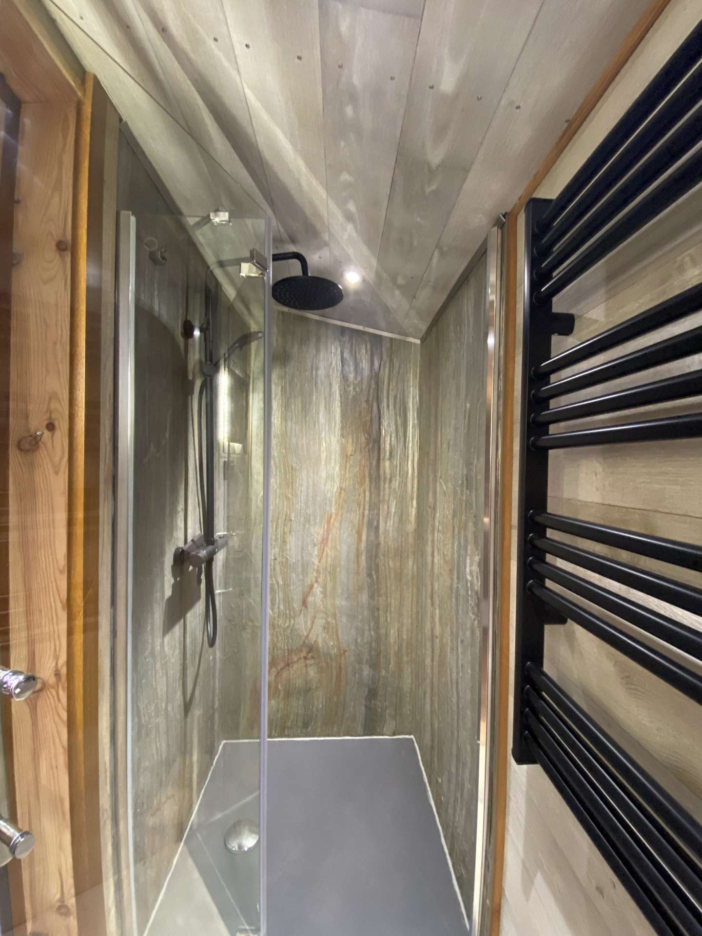 IMG_5471 Douche moderne dans un hébergement insolite en Midi-Pyrénées, ambiance bois chaleureuse.