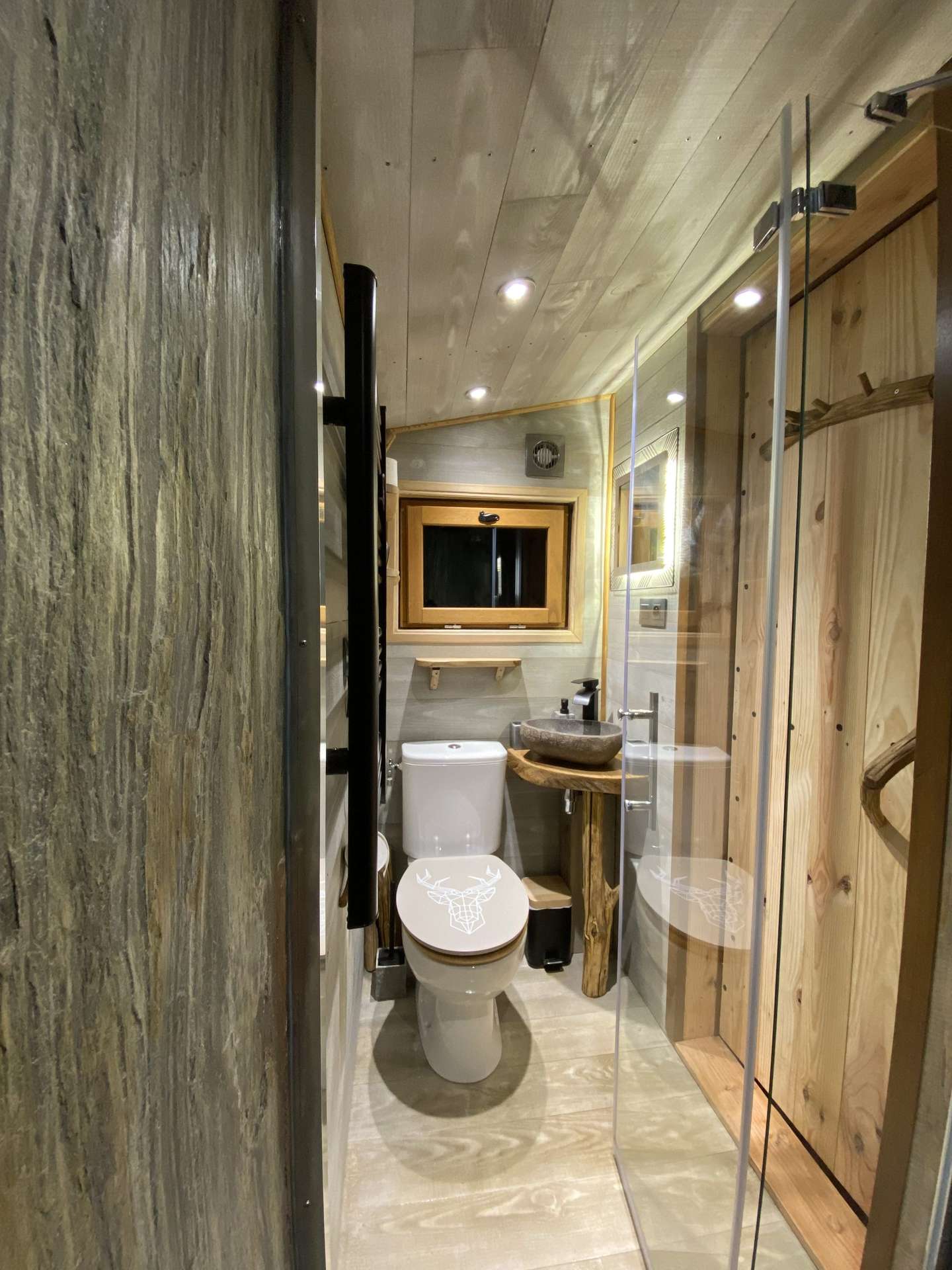 IMG_5472 Salle de bain moderne dans un hébergement insolite en Midi-Pyrénées, bois et verre.