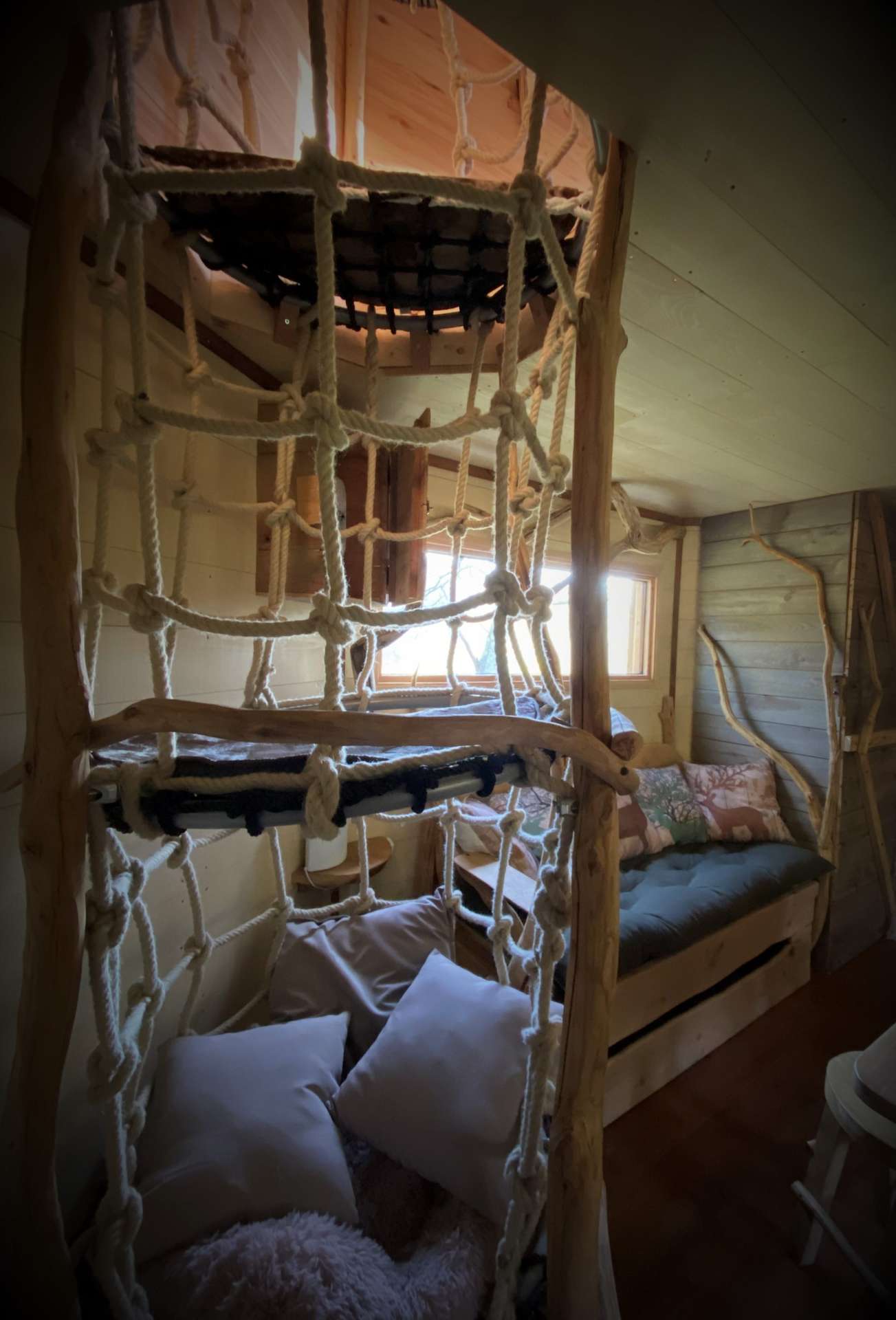 IMG_5498 Cabane perchée en Midi-Pyrénées, avec un escalier en corde et un coin salon cosy.