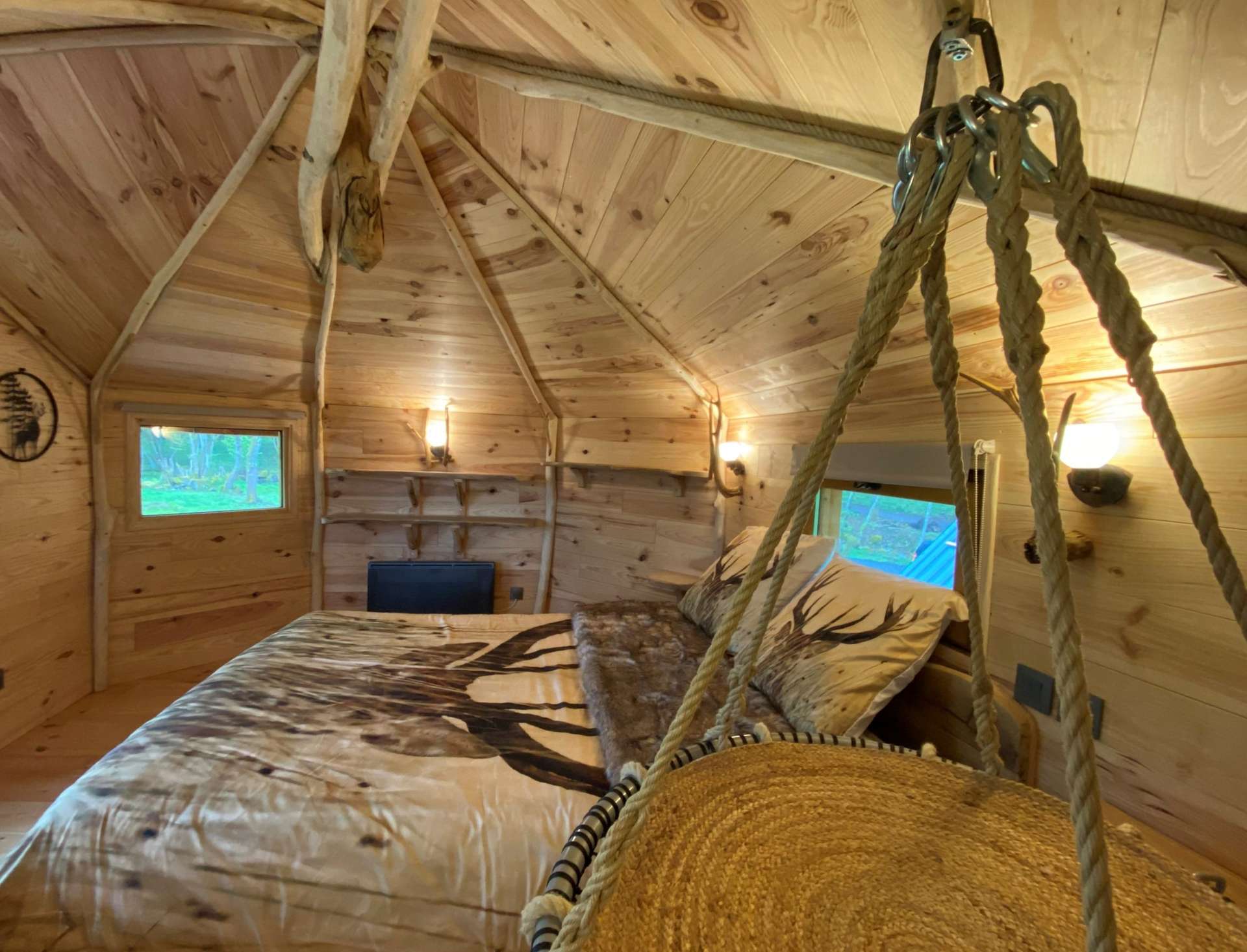 IMG_5591bis Cabane en bois dans les Midi-Pyrénées, intérieur chaleureux avec lit douillet.