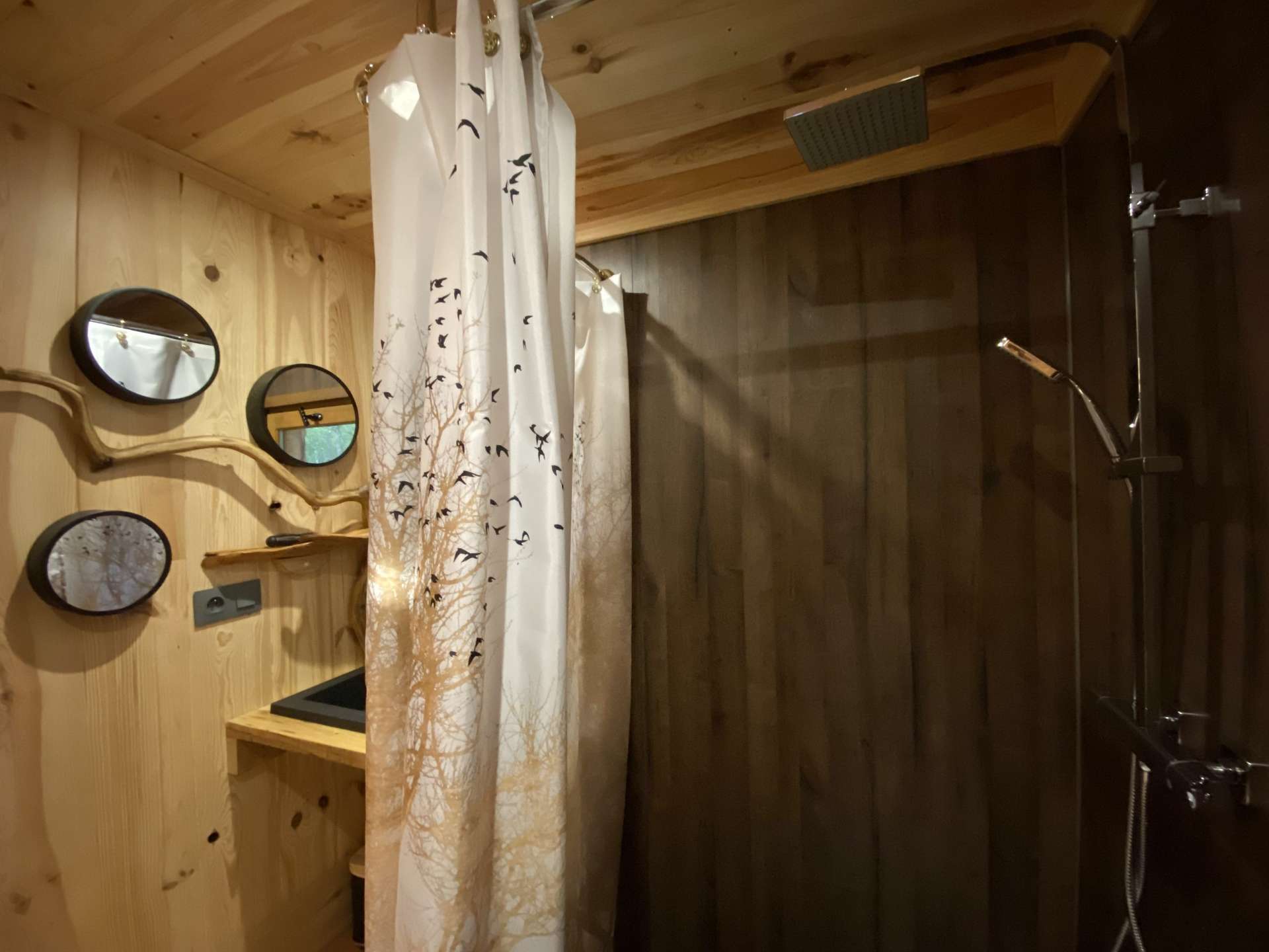 IMG_5619 Douche en bois dans un hébergement insolite à Midi-Pyrénées, ambiance chaleureuse.