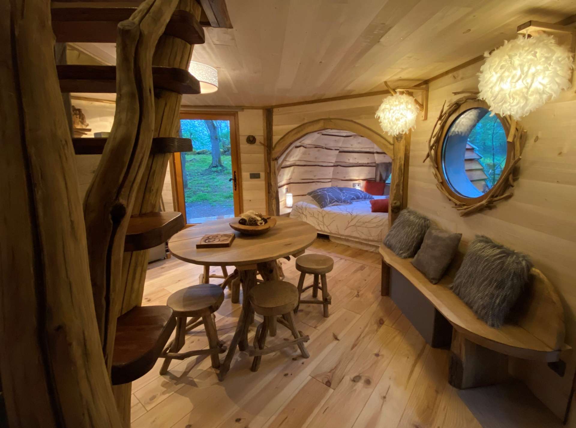 IMG_5638 Hébergement insolite en bois à Midi-Pyrénées, avec un intérieur chaleureux et naturel.