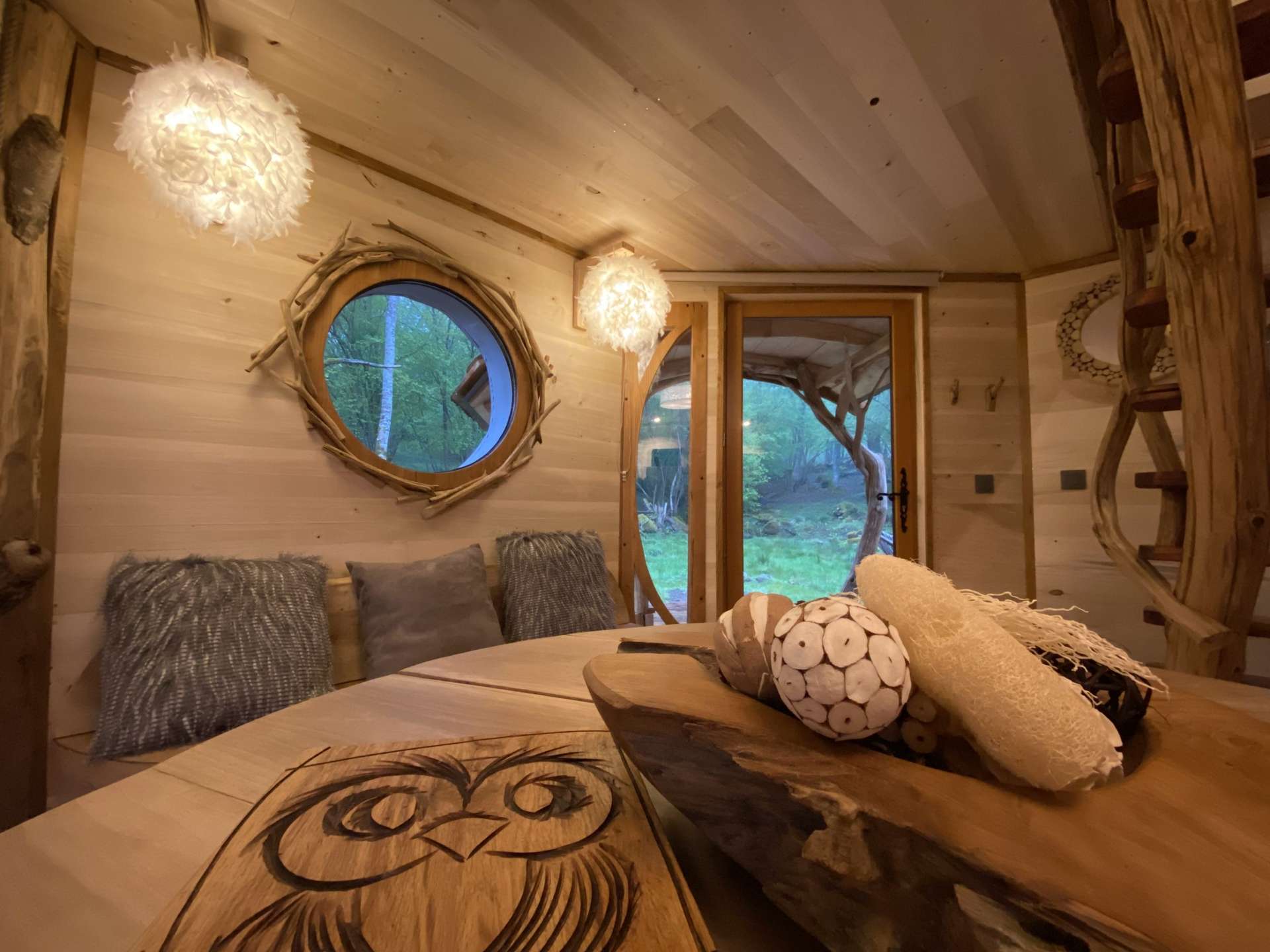 IMG_5643 Cabane en bois à Midi-Pyrénées, avec un intérieur chaleureux et des luminaires originaux.