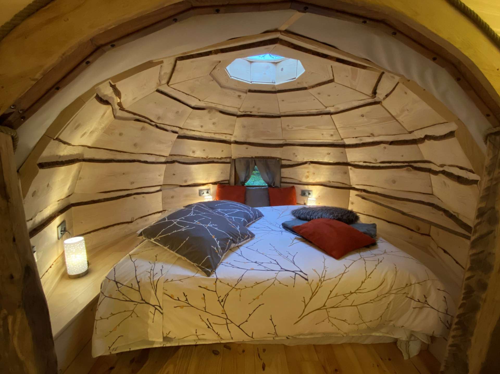 IMG_5644 Hébergement insolite en Midi-Pyrénées : cabane en bois avec lit douillet et lumière douce.