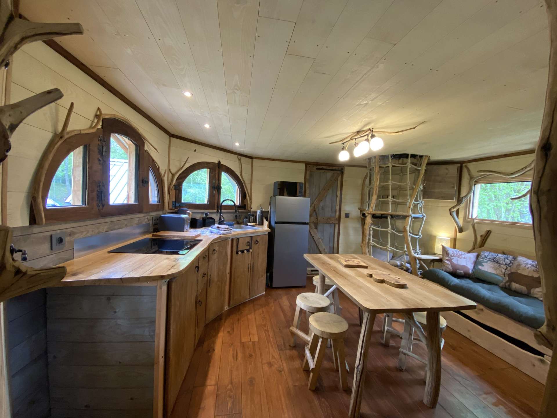 IMG_5678 Cabane en bois dans les Midi-Pyrénées, avec cuisine équipée et décor naturel.