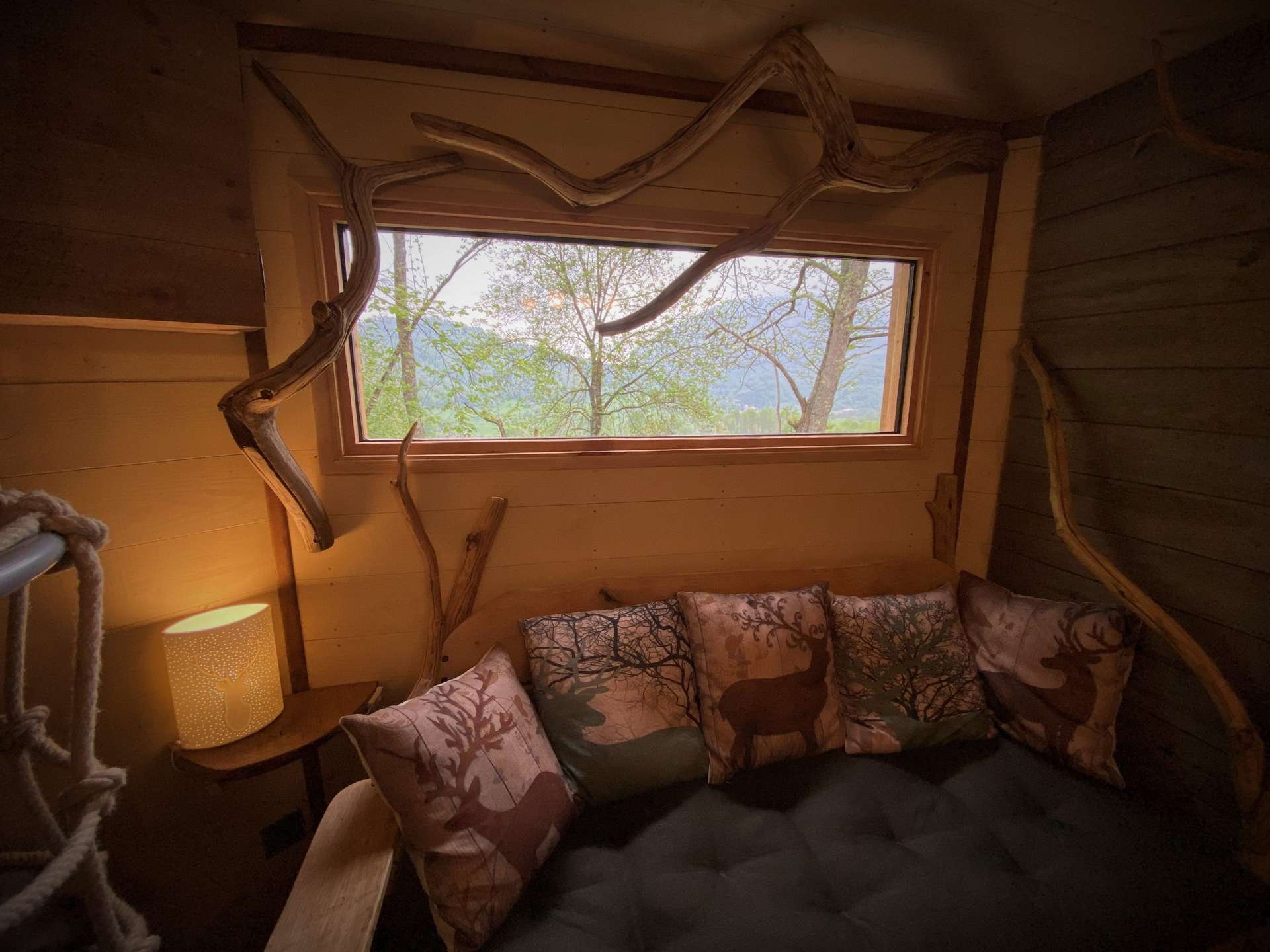 IMG_5695 Cabane perchée en Midi-Pyrénées, avec vue sur la nature et décor en bois.