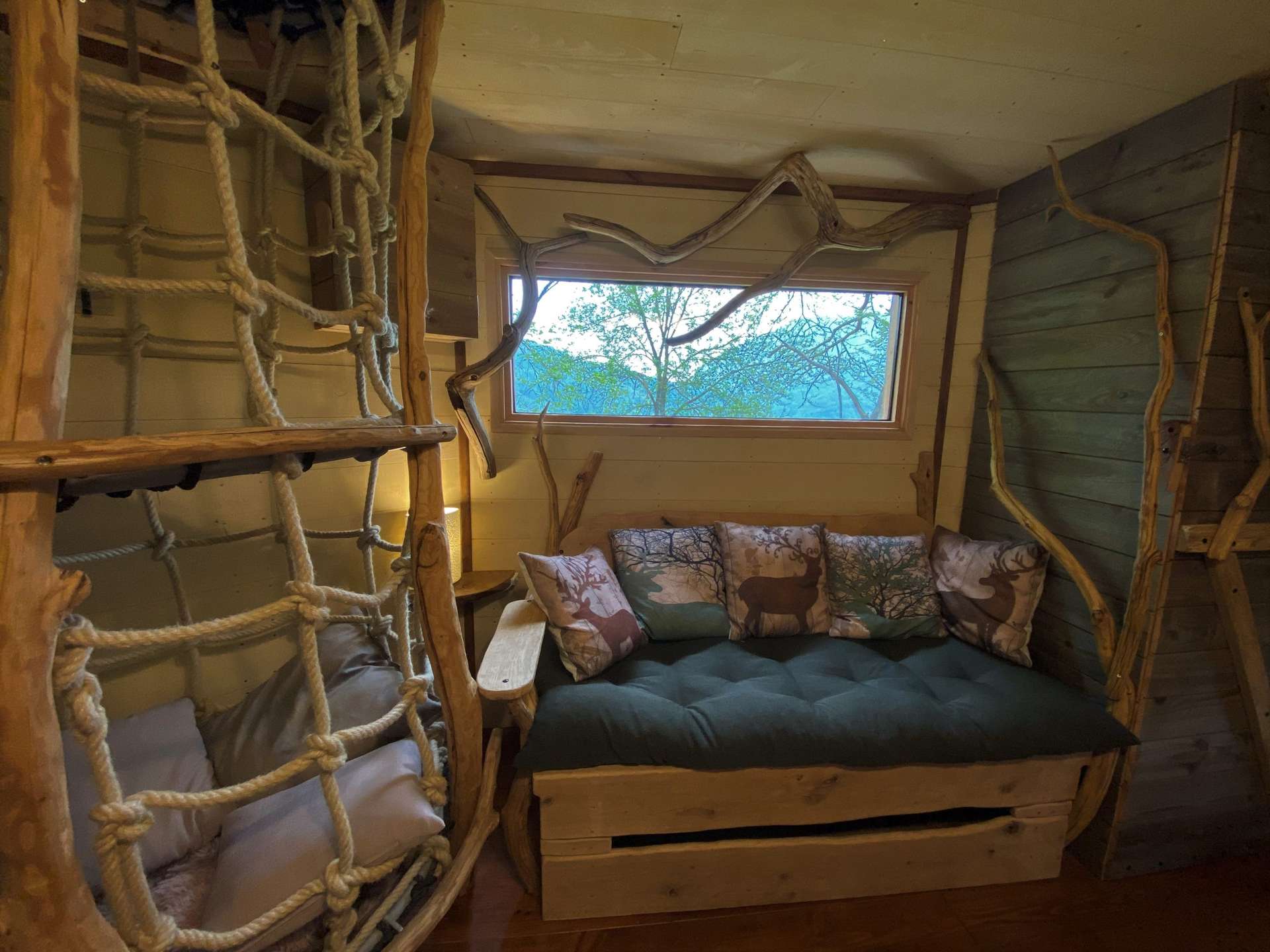 IMG_5696 Cabane en bois avec un coin salon cosy et une vue sur la nature environnante.