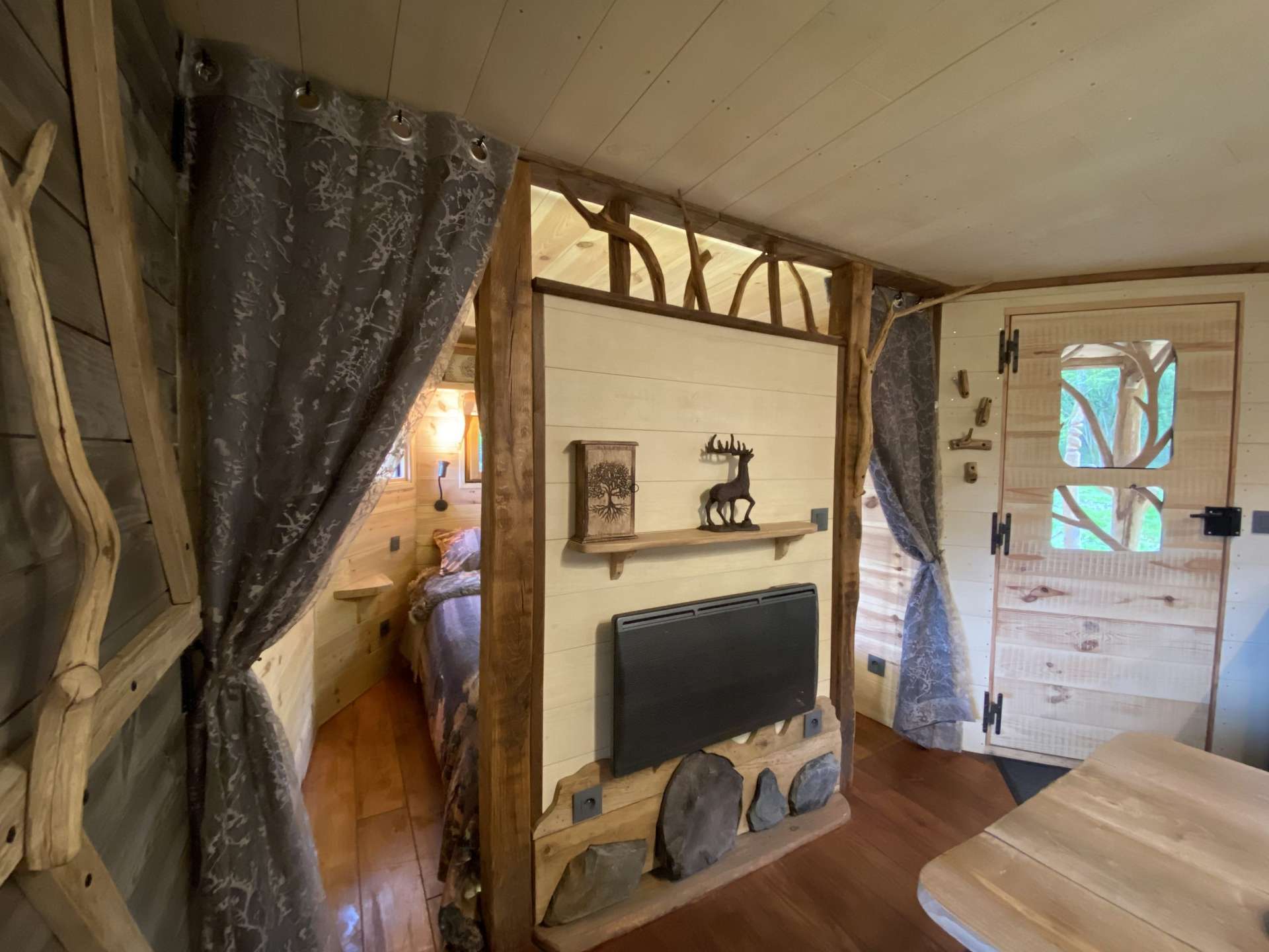 IMG_5711 Hébergement insolite en Midi-Pyrénées : cabane en bois avec décor naturel et chaleureux.