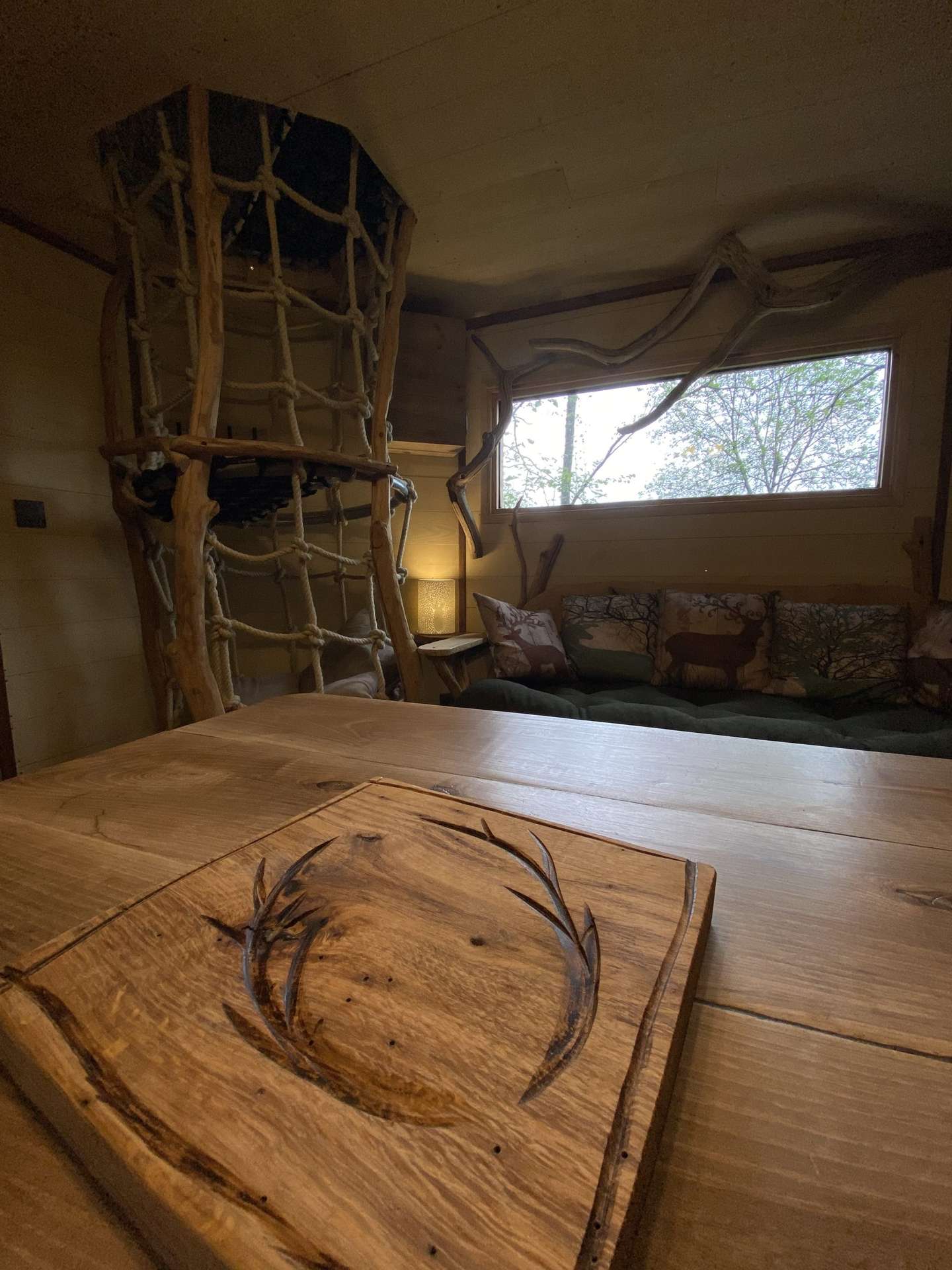 IMG_5717 Cabane en bois avec un intérieur chaleureux et des éléments naturels décoratifs.