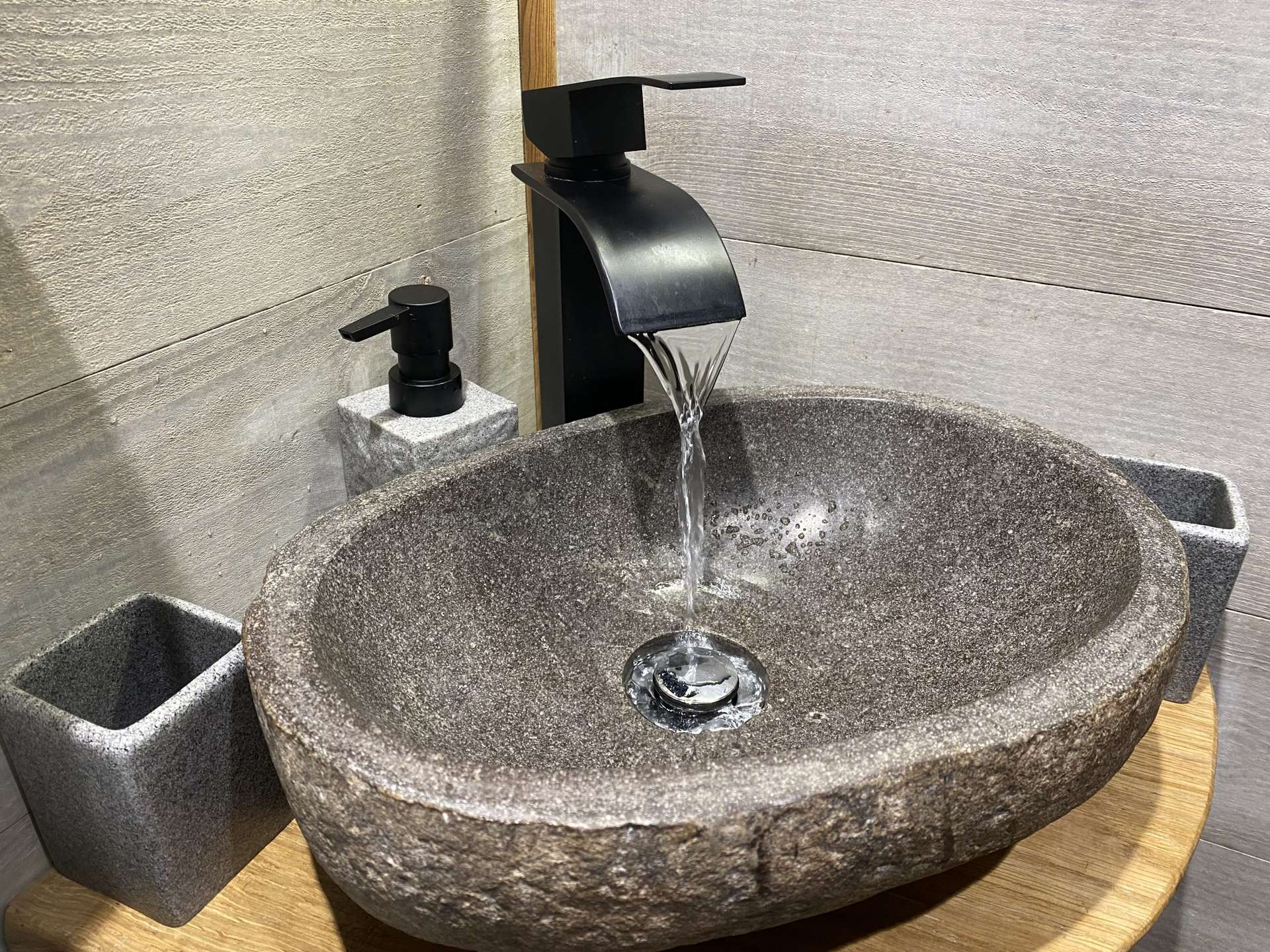 IMG_5727 Lavabo en pierre naturelle dans un hébergement insolite en Midi-Pyrénées. Élégance rustique.