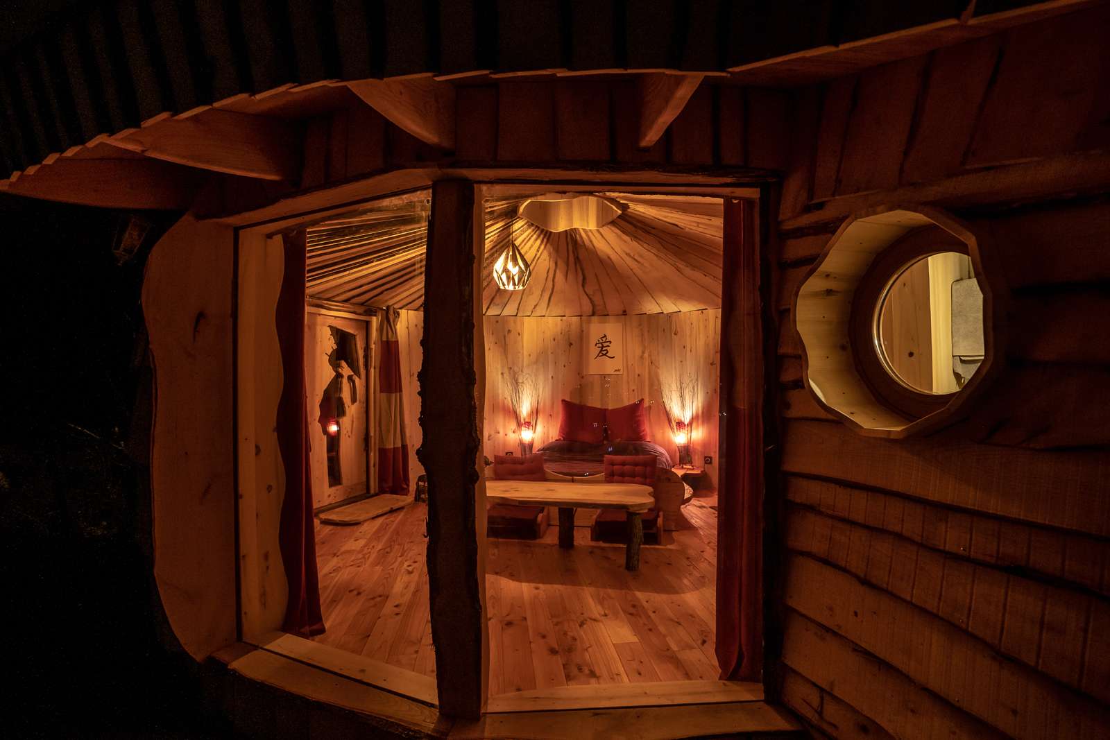 Hébergement insolite en yourte, intérieur chaleureux avec éclairage tamisé.