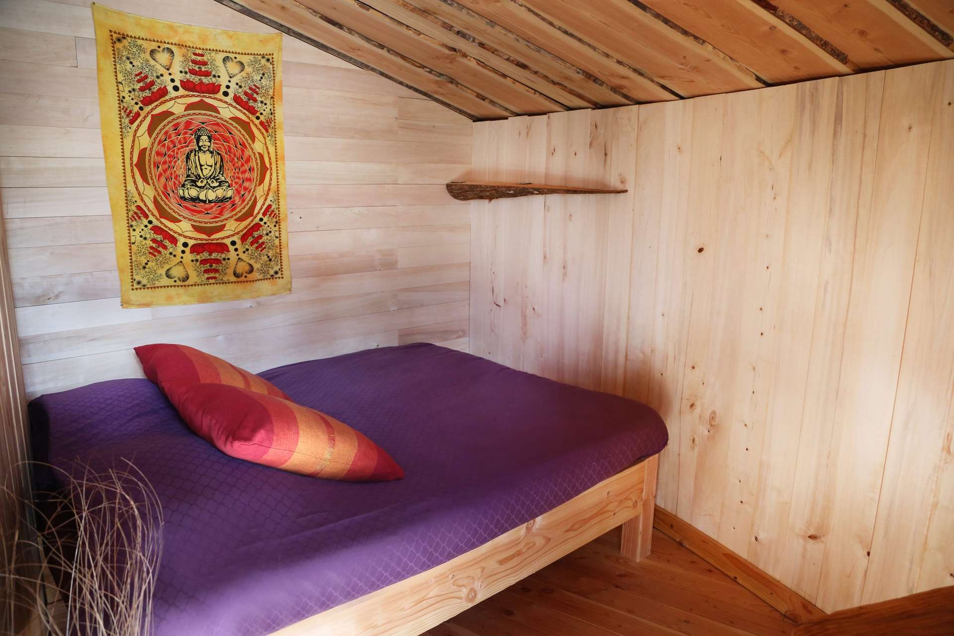 18 Chalet en bois avec lit douillet et décoration colorée au Languedoc-Roussillon.