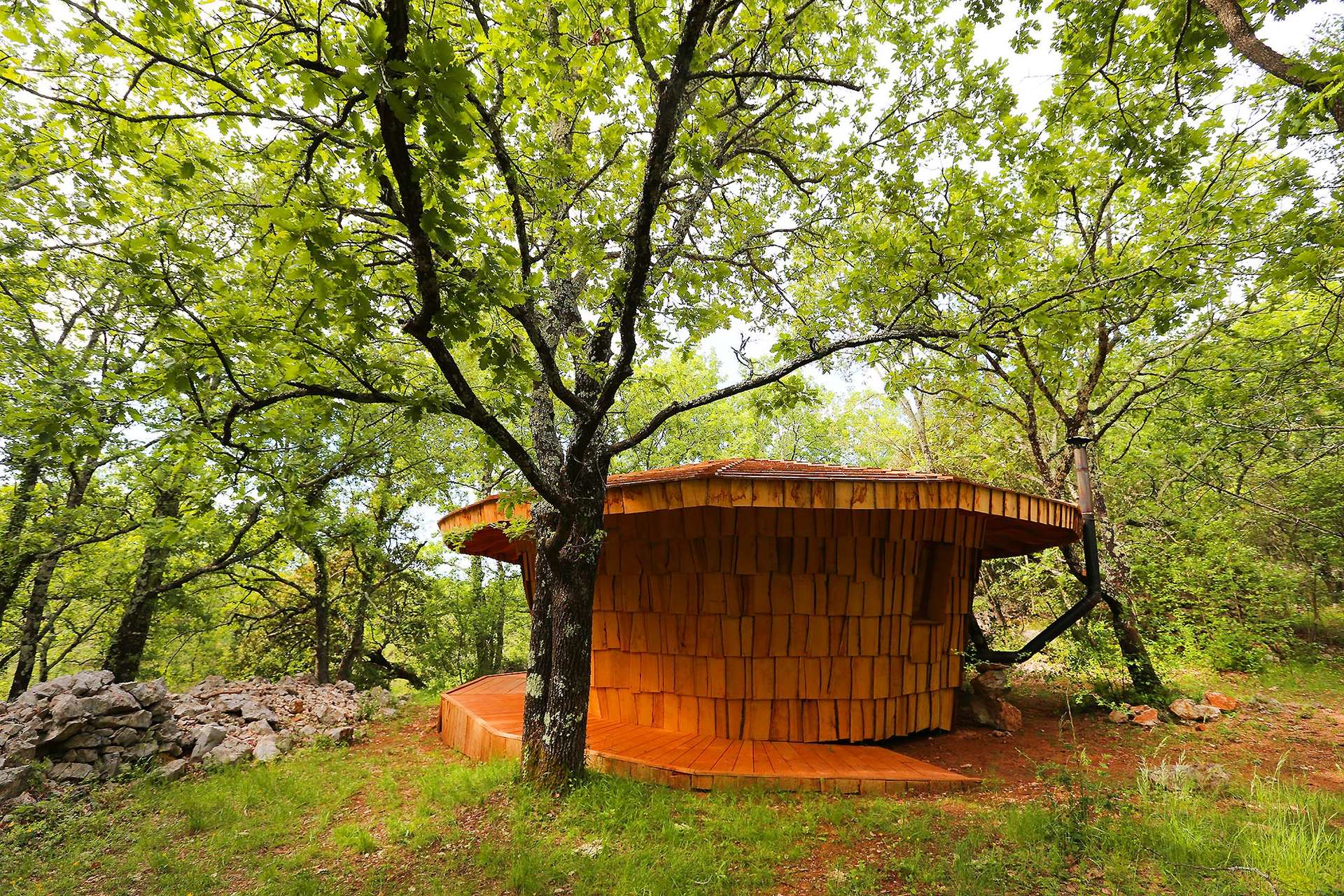 couleurs-1 Cabane en bois ronde, nichée dans la verdure du Languedoc-Roussillon.