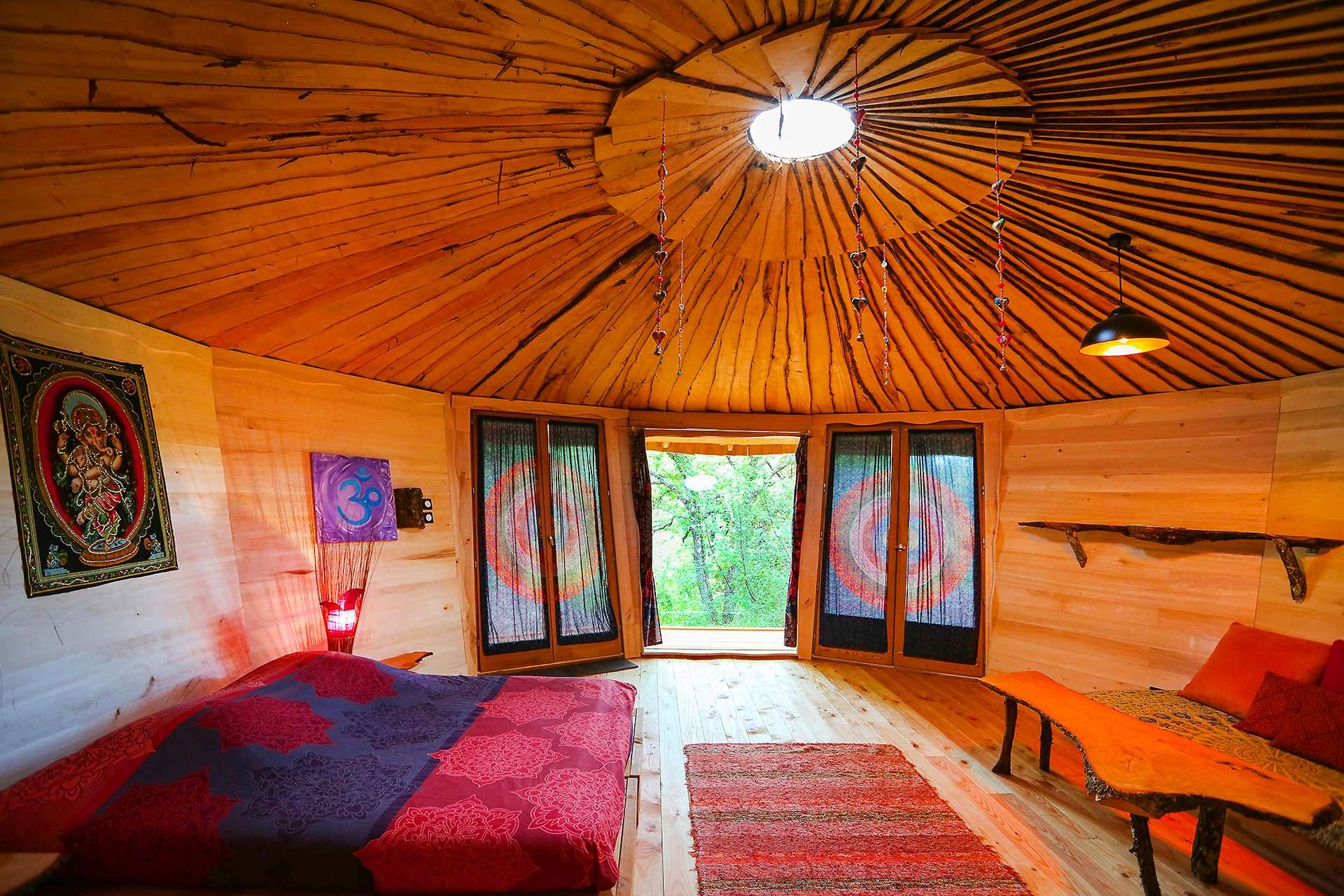 couleurs-3 Hébergement insolite : yourte en bois avec un intérieur chaleureux et lumineux.